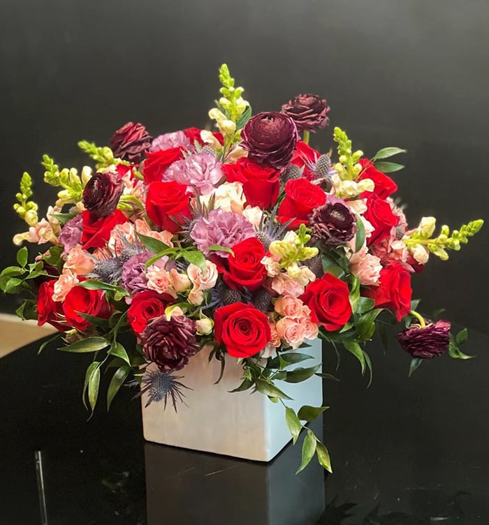 Victoriano - 25 Red Roses, 1 Dozen Of Ranunculus, Mini Roses, Erigeno, Purple Carnation, SnapDragon