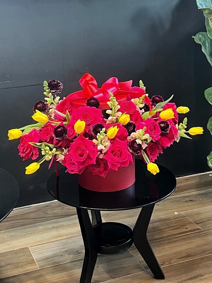 Opulence - 50 Roses, 1 Dozen Of Tulips, 1 Dozen Of Ranunculus, Santa, Box