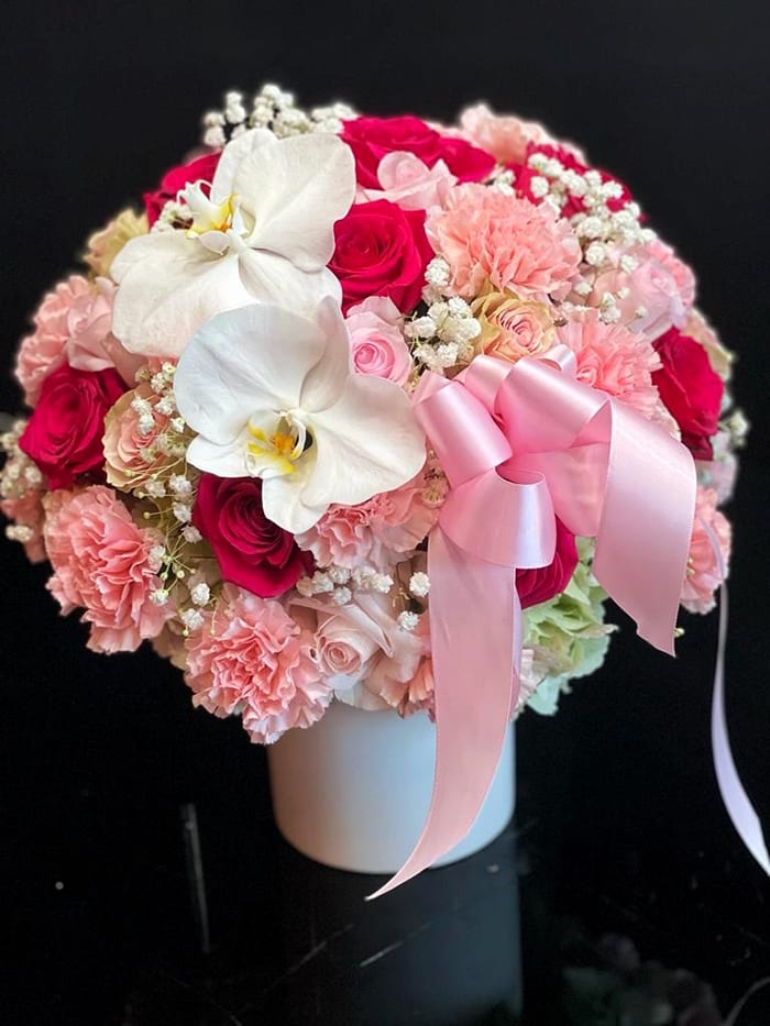 Carrusel Design 4 - 1 Dozen of Roses, Carnations, Hydrangeas, Baby Breath, Orchids