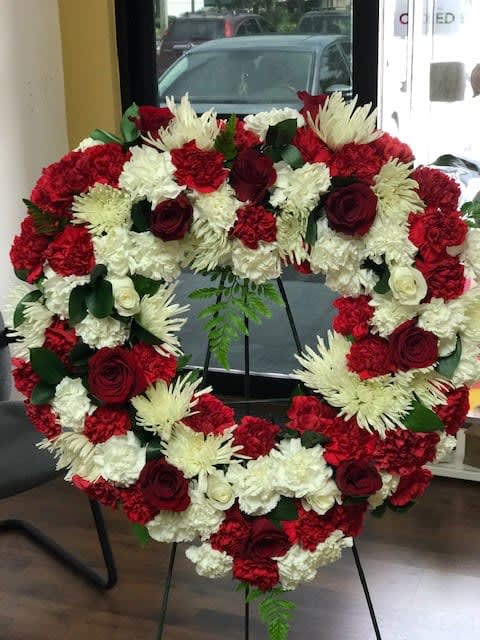 Corazon Bicolor - Open hearts from 18 - 20¨, white and red, in roses, carnations, cushions and other flowers, to pay tribute to our loved ones /Corazon abiertos de 18 -  20¨,  blanco y rojo, en rosas, claveles, cushion y otras flores, para rendir homenaje a nuestros seres queridos  
