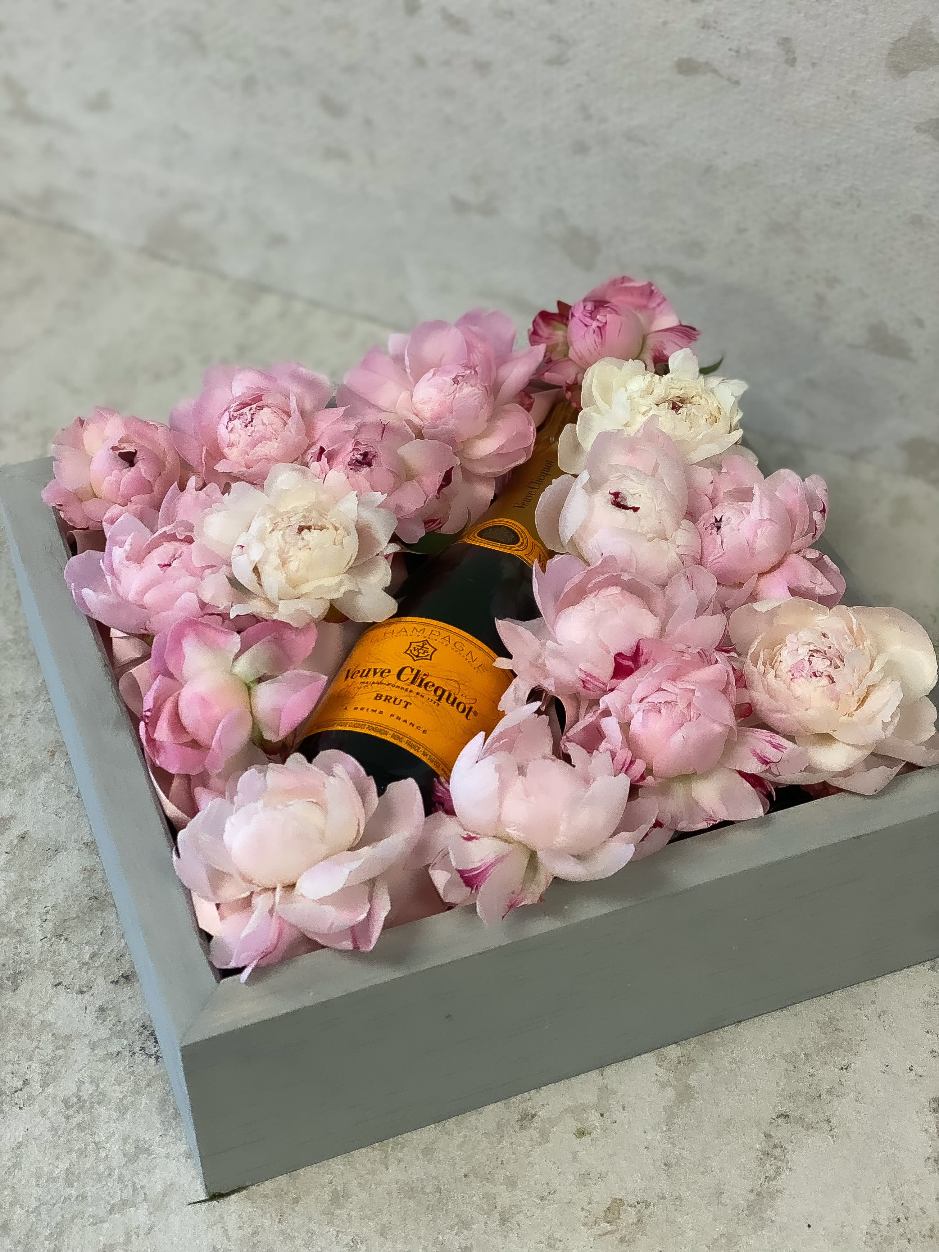 Peonies champagne box Peonies champagne box - Standard- Your order will be arranged approximately as shown on our website