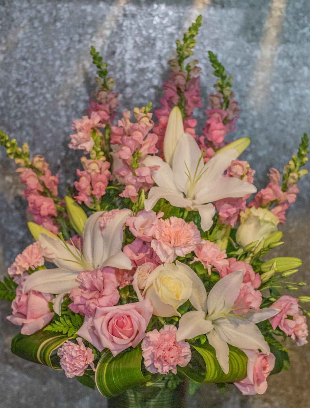 Peaceful Thoughts Peaceful Thoughts - Classic pink and white, with a traditional style, expresses your most heartfelt thoughts and emotions.