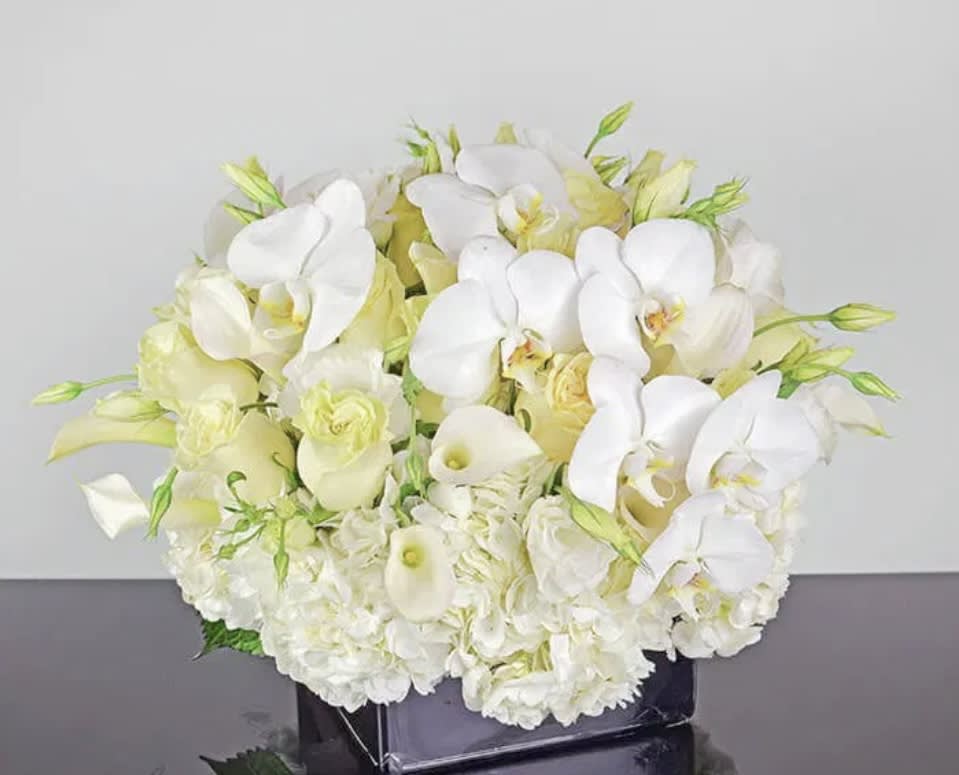 Jordan Fabrics Metallic Christmas Blossom 10001 5 White/Silver Poinsettia  Bouquet By The Yard