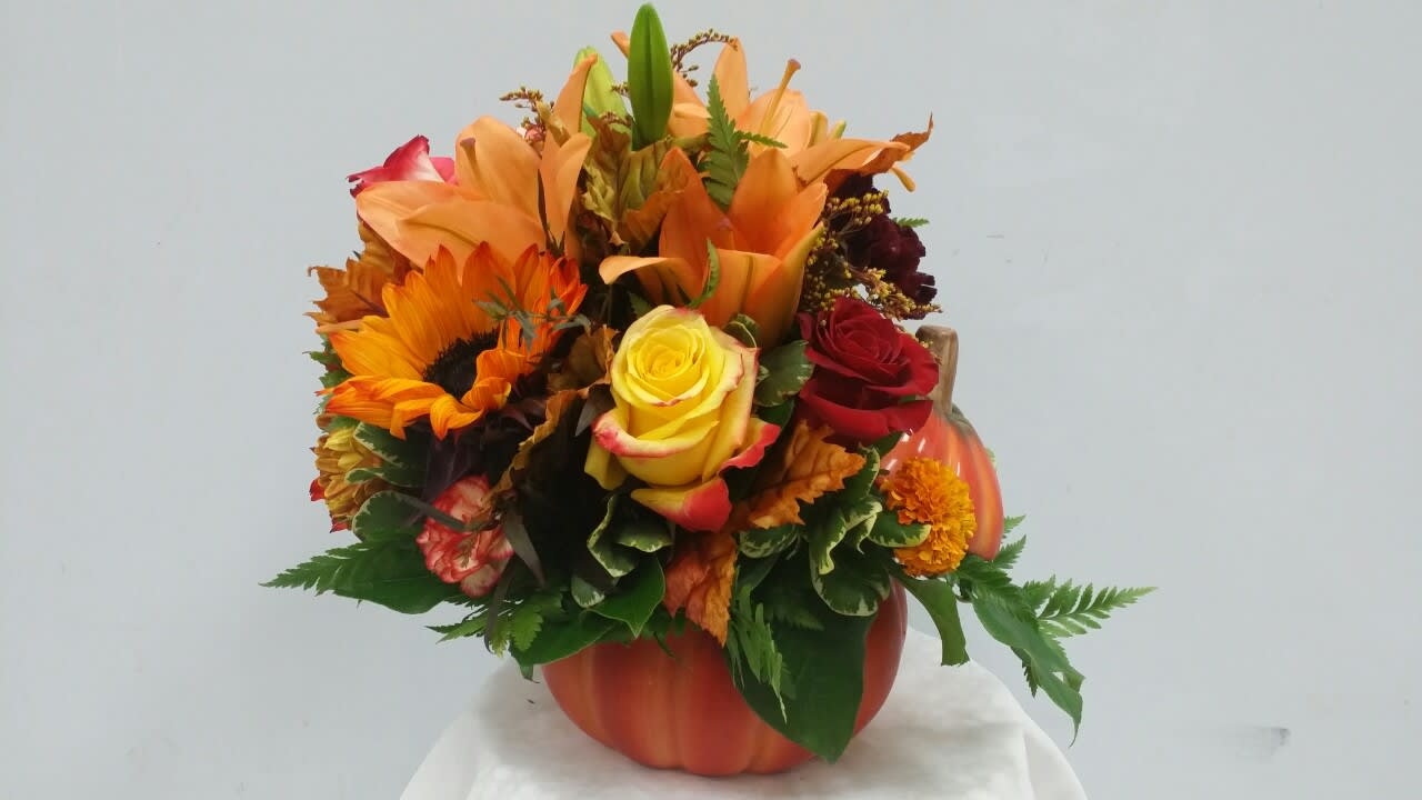 Fall bliss Fall bliss - Charming arrangement in a ceramic pumpkin vase. Sunflowers, roses, chyrsanthemum, solidago, carnations, Asiatic lillies