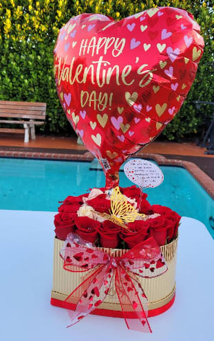 ROMANTIC HEARTH - Beautiful heart-shaped box with roses in the color of your choice, ideal for that loved one on any special date.
