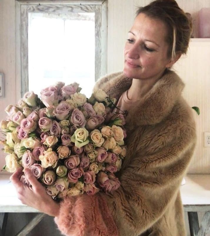 Mi Rosa bouquet - Perfect palette of pastel spray roses in this little romantic hand tied bouquet of prettiness. Only high quality roses go into this dream bouquet perfect for the fashion concious recipient. Blomst LA only uses fresh, high quality flowers, all carefully selected every day to fit your flower order. We offer a personal hand delivery by our own delivery staff and guarantee the flowers will look perfect, when they arrive. We deliver in Glendale, Pasadena, Eagle Rock, Hollywood, Burbank, Beverly Hills - and everywhere else in Greater Los Angeles.