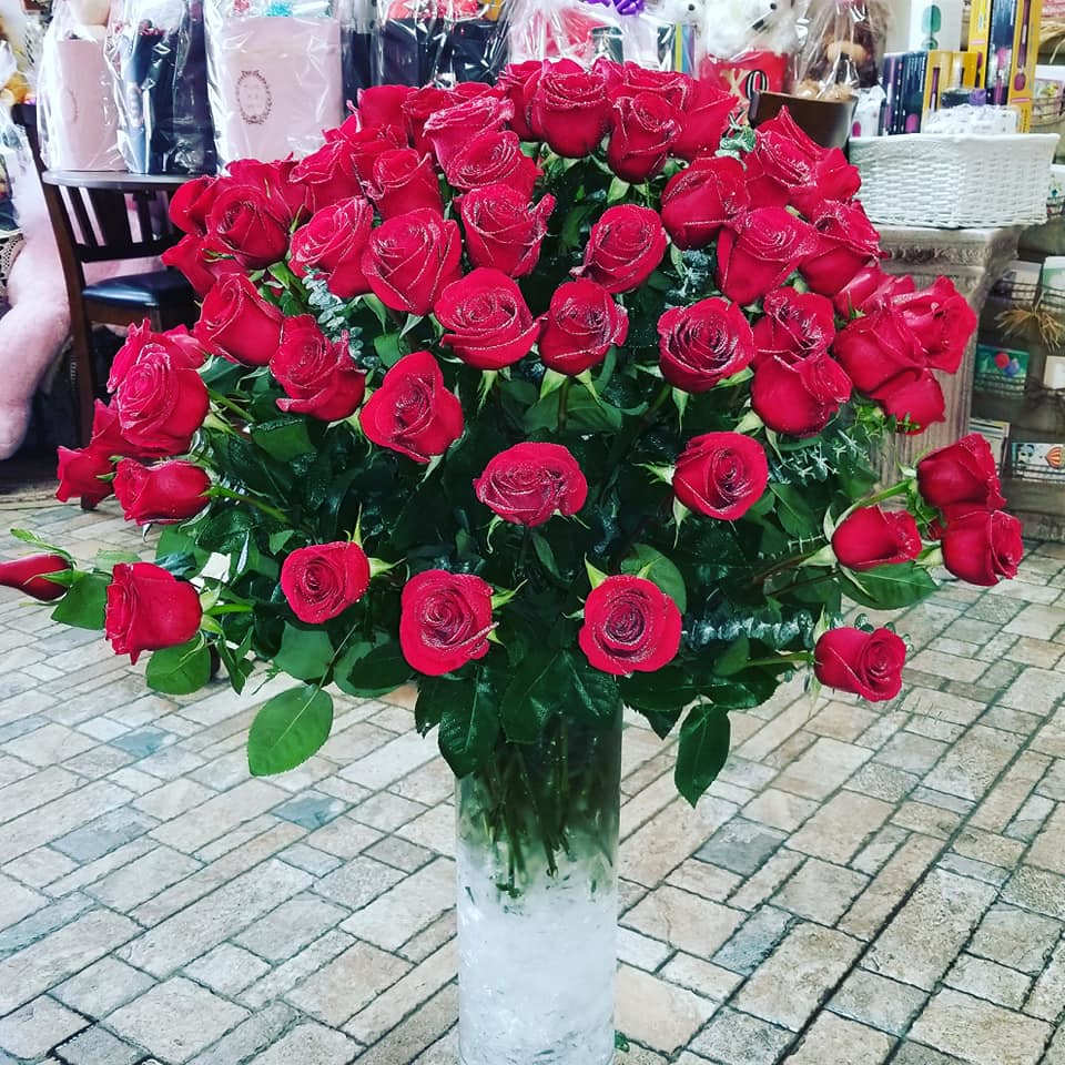 Large Rose Vase - Truly astonishing in its beauty as well as its scope, our large vase of one hundred stunning and spectacular roses is a wonder to behold. Reserved for the most special of occasions, a true masterpiece for VIPs.