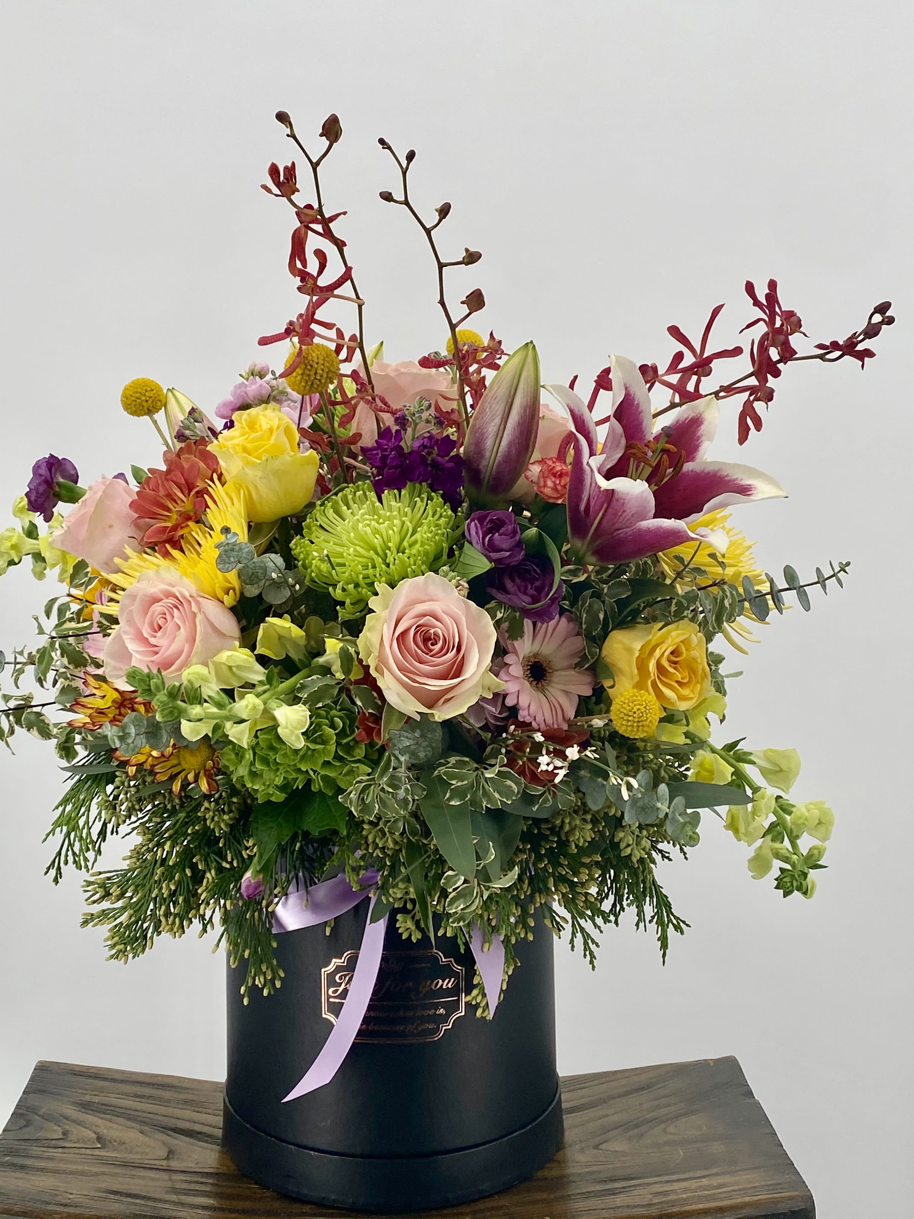 Dream box flowers  - Mixed flowers in this box stored up to about 3 weeks and than can be kept as decorative . The mixed  flowers will bring your room an amazing scent fragrance . Gorgeous and unforgivable gift . 