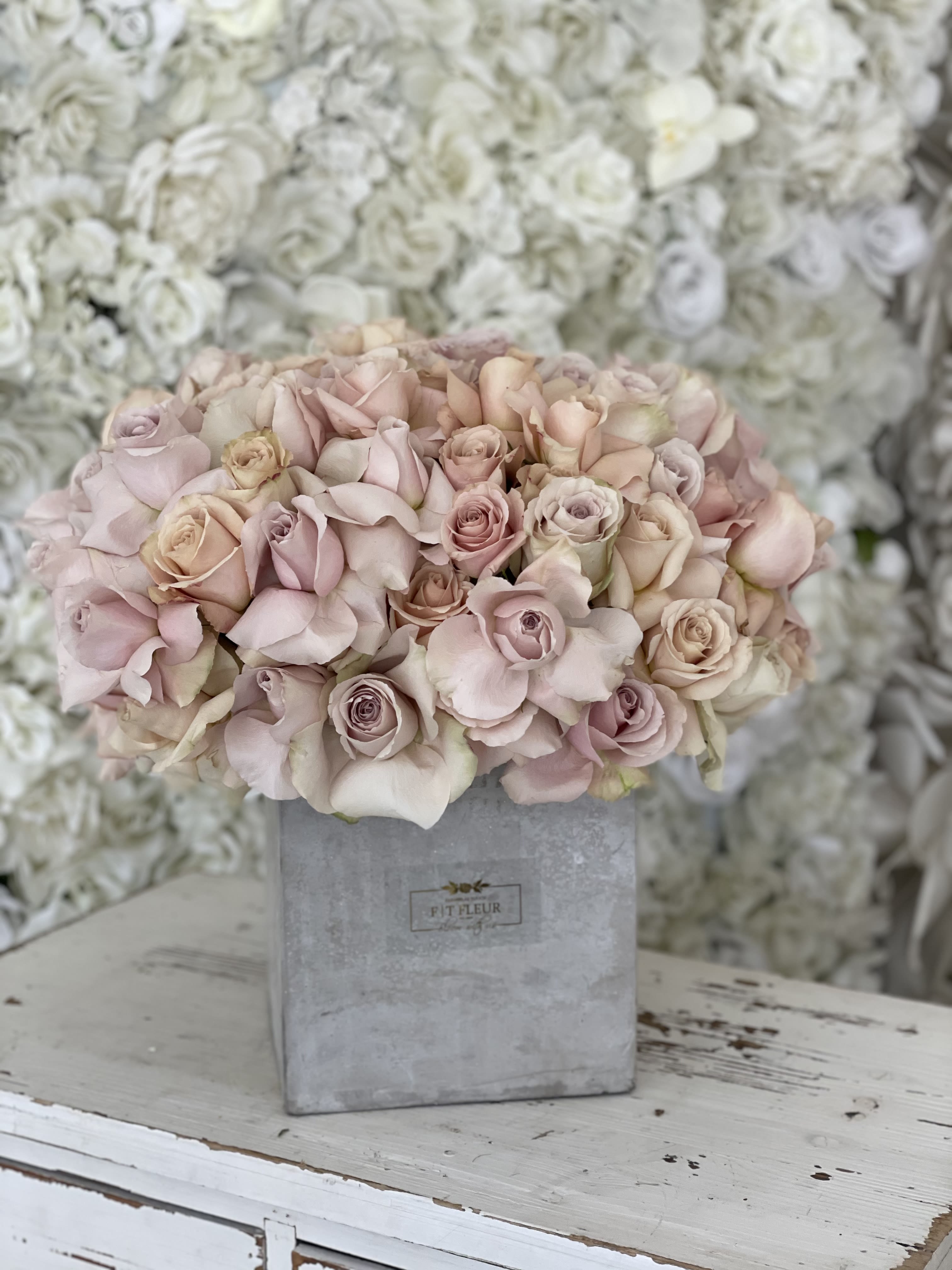 Quicksand sweetheart - Bring beauty to the table with elegant arrangement, presented in a ceramic vase. This arrangement features roses.   Due to the seasonality of flowers or supply chain issues, substitutions may occasionally need to be made. While we understand this is an inconvenience, we will fill your order with an arrangement of similar color and design style.