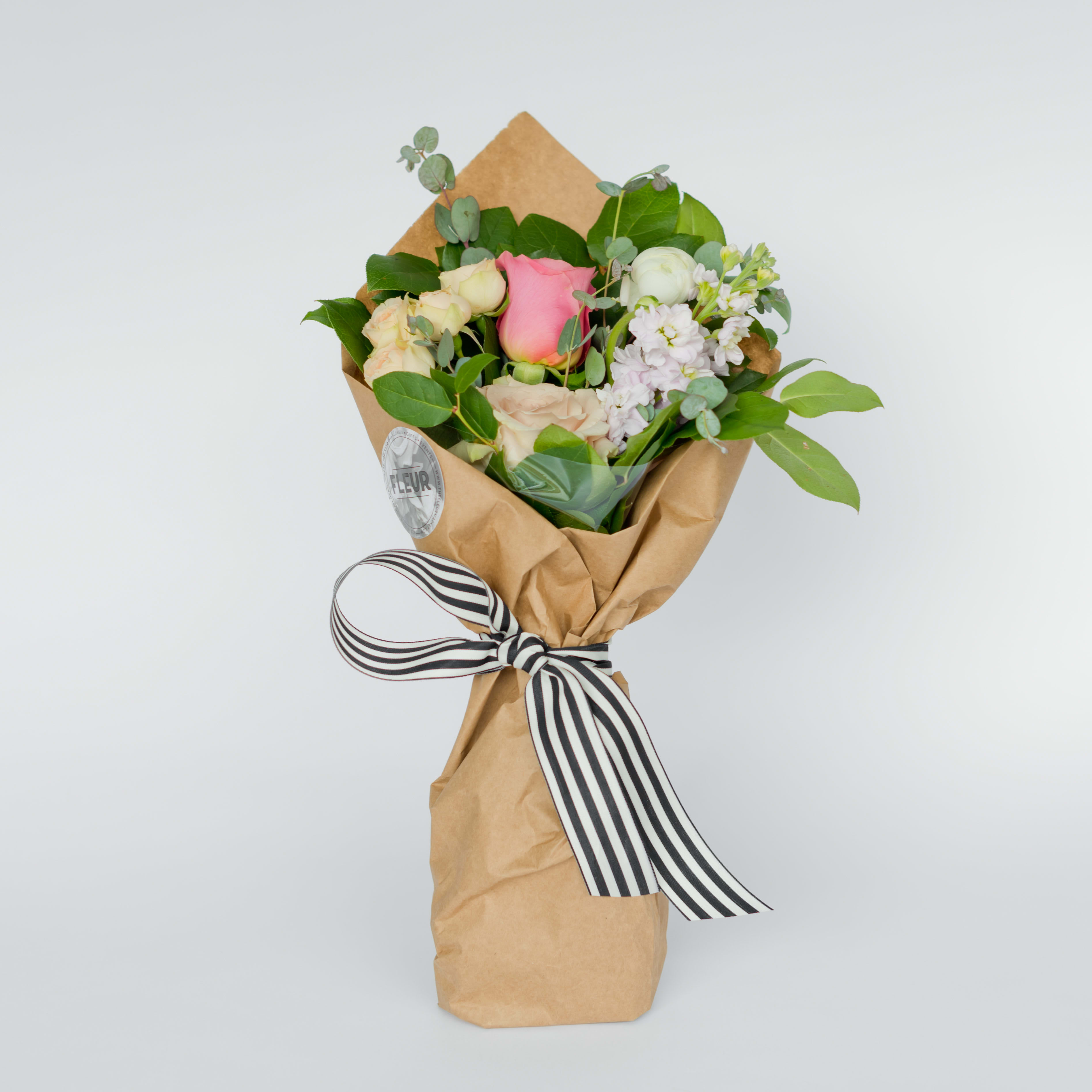 bouquet enveloppé de fleurs brun - wrapped bunch - Seasonal blooms and foliage packaged in a classic brown market paper. Includes water tubes so the flowers stay fresh. 
