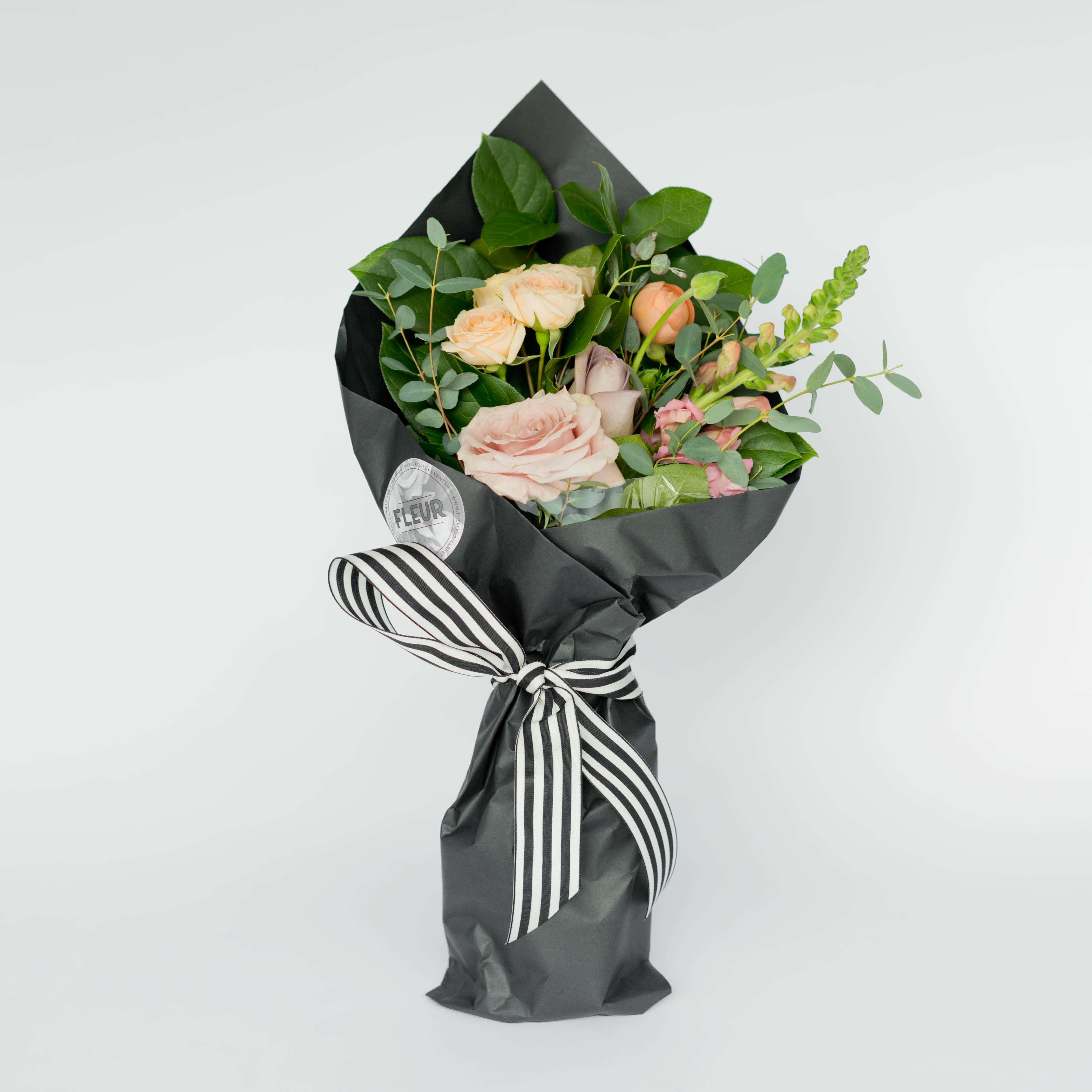 bouquet enveloppé de fleurs noir - wrapped bunch in Logan, UT