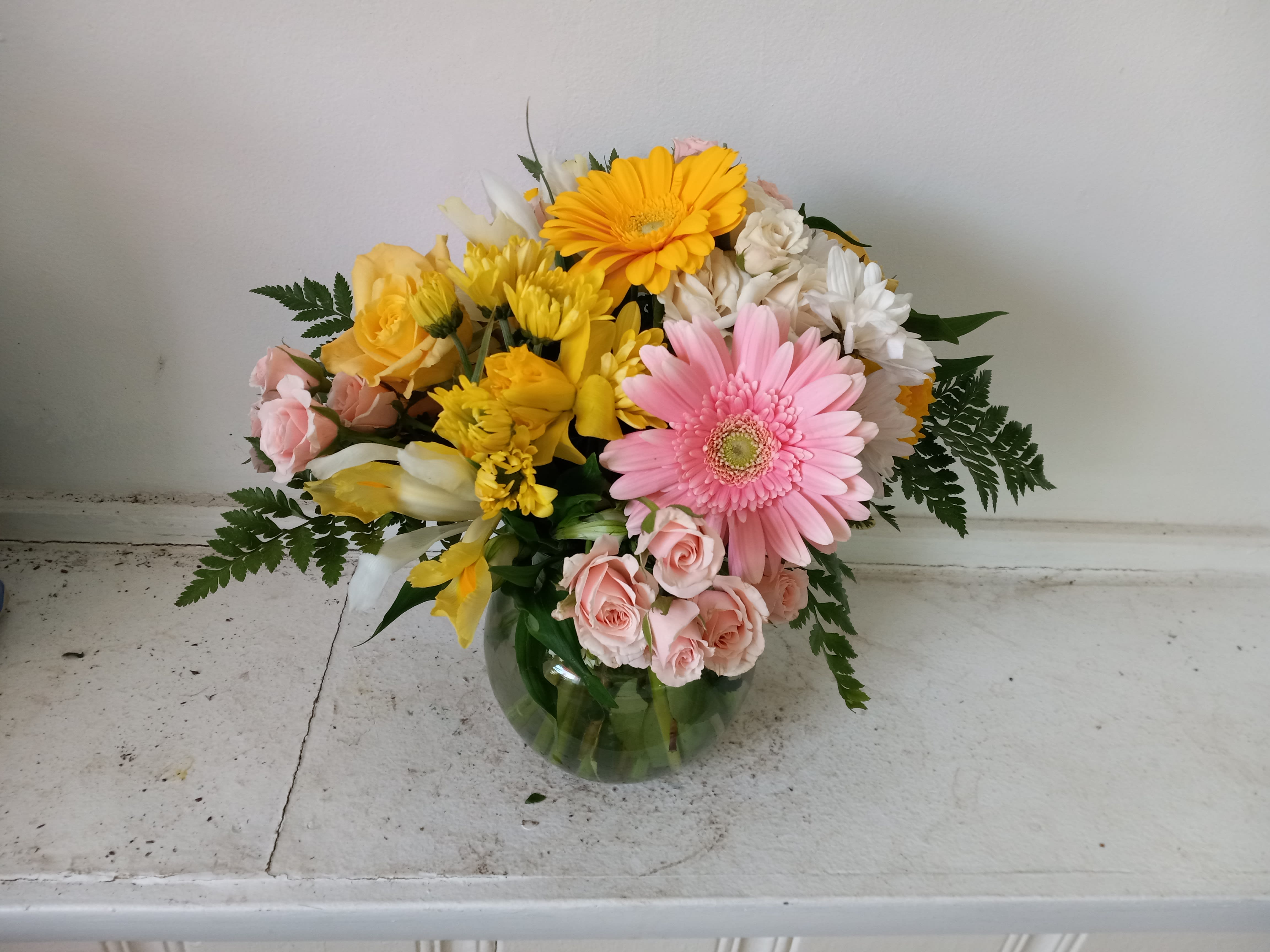 Spring dance - Beautifully lined pink/yellow mix of roses and spring flowers in a vase