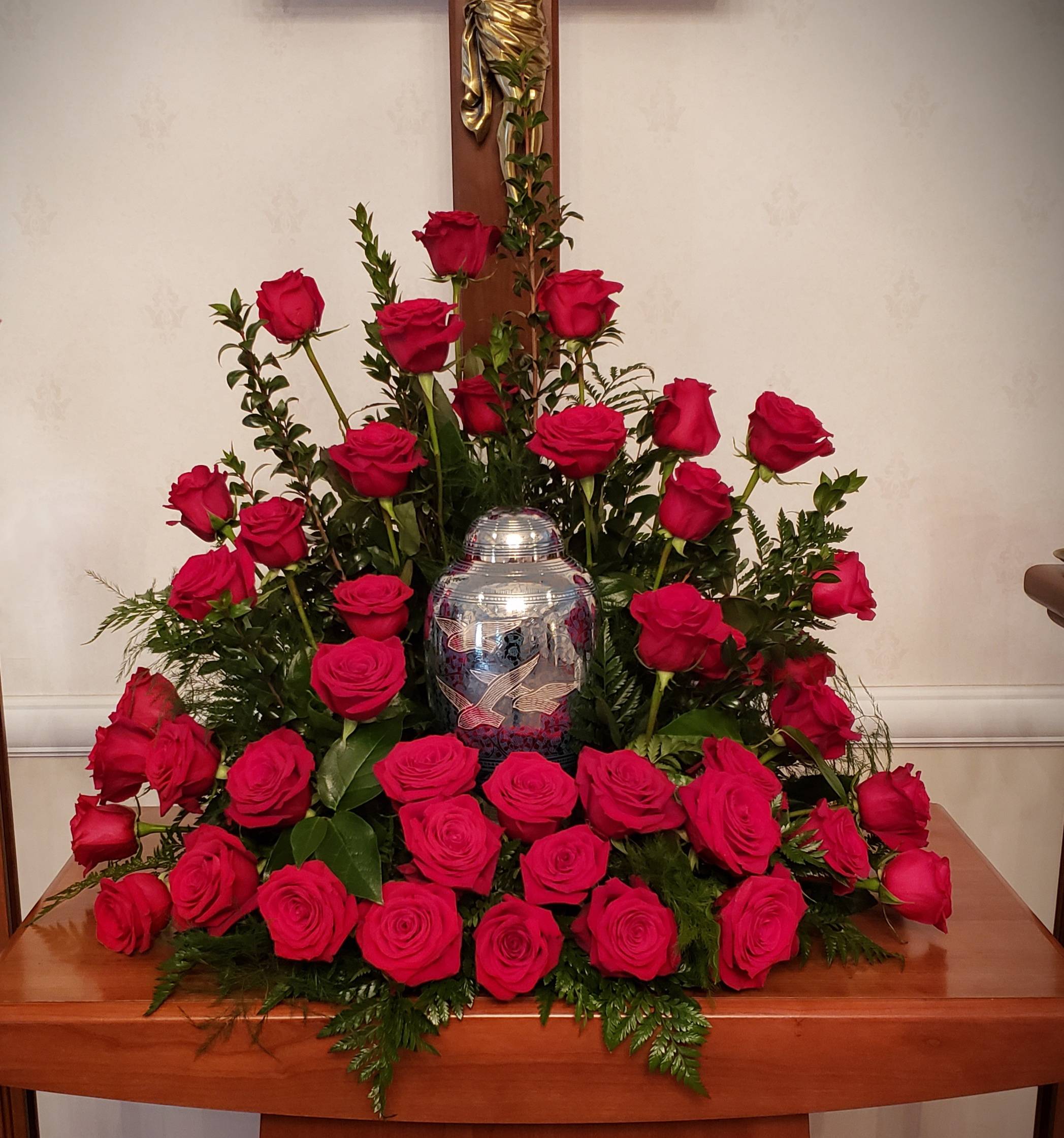 TPP-SR03 - Stadium Crown Urn Ring of all red roses. Simple and elegant to honor your loved one. 
