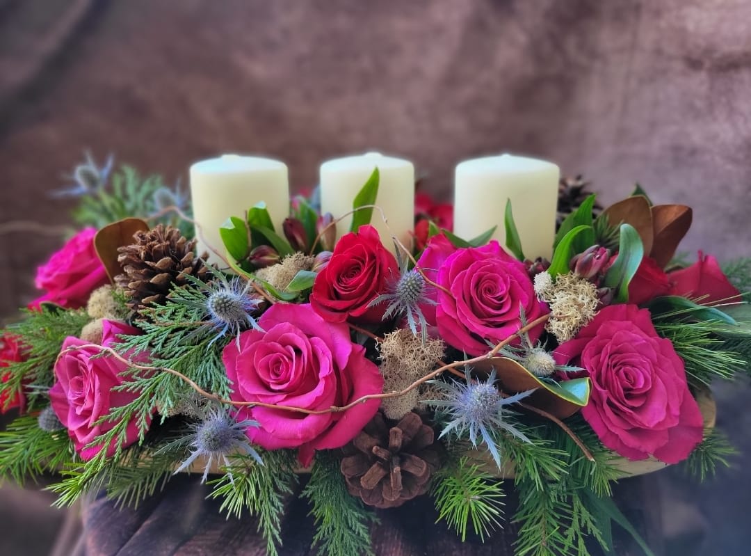 Fa la la la la - Roses, Thistles, Alstroemeria, Pine leaves, Magnolia leaves, Pine cones