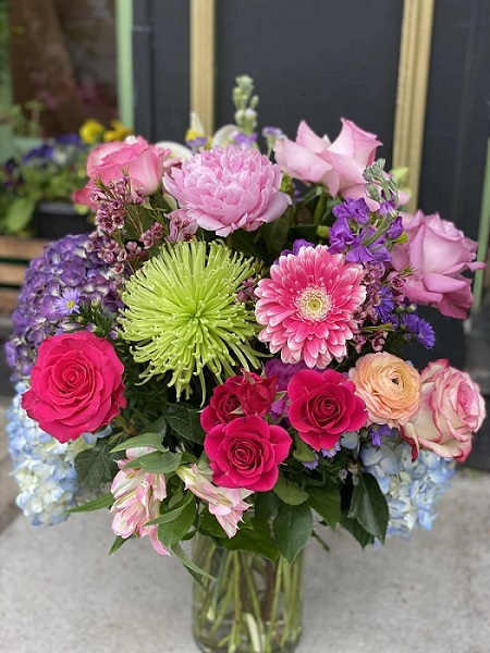 Designer's Choice Designer's Choice - It allows the designer to step away from the standard fair of website selections and to arrange flowers either in their image or have flexibility in the way you'd like it to look based on colors or to include a specific type of flower. Comes with vase.