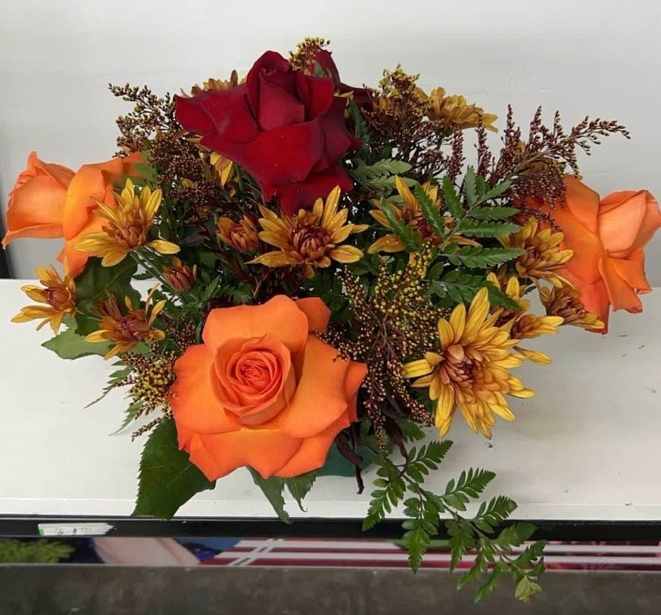 ROUND TURKEY ROUND TURKEY - RED ROSES ,ORANGE ROSES ,GREENERY , FILLING , YELLOW MARGARITAS