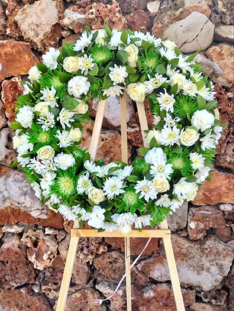WHITE GOODBYE CROWN WHITE GOODBYE CROWN - WHITE ROSES WITH WHITE DAISIES AND GREENERY