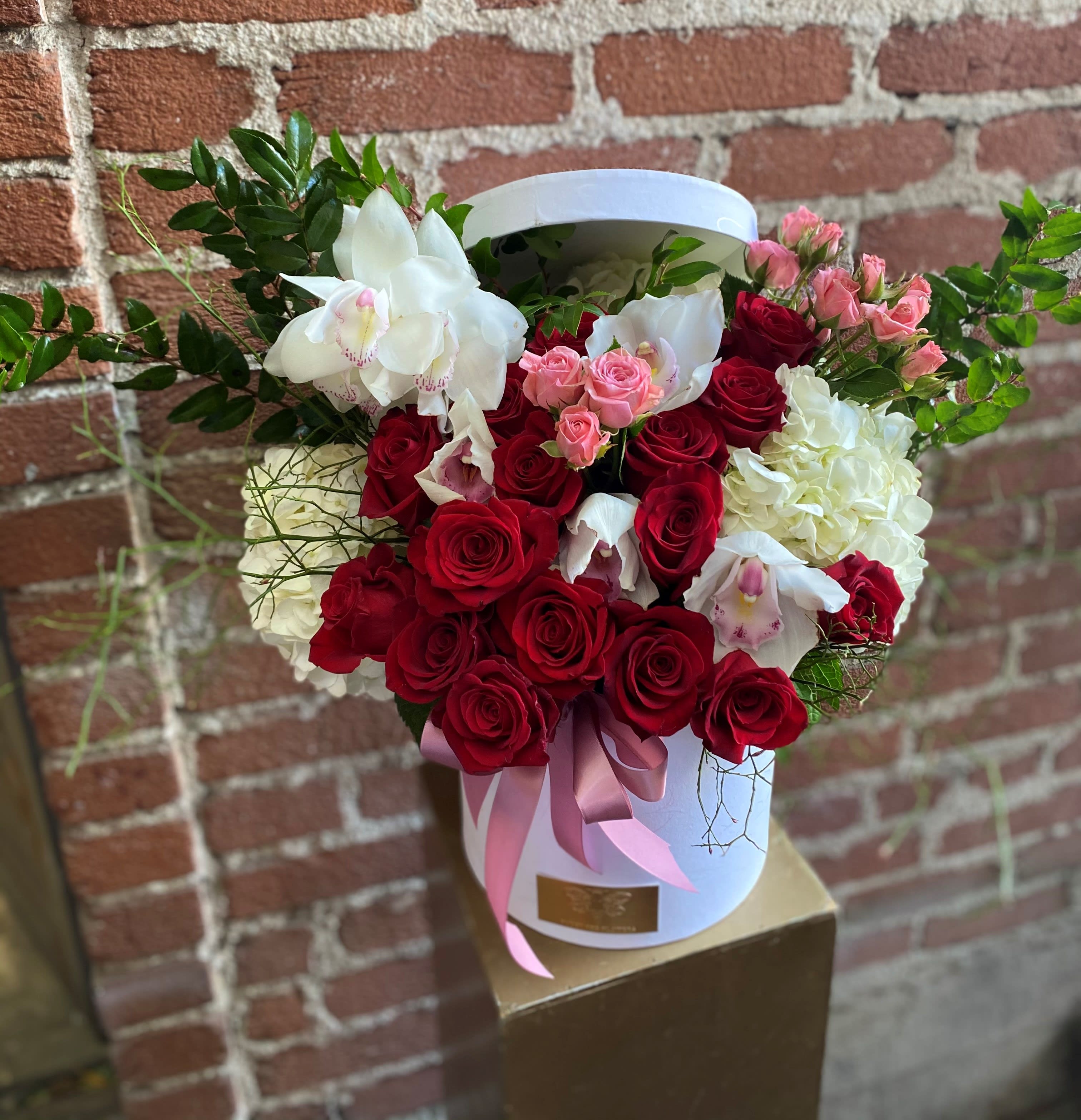 DreamLand - Burbank Florist DreamLand - Burbank Florist - This beautiful arrangement is designed to deliver happiness to a loved ones day. Filled with beautiful flowers and customized to perfection, this arrangement is a showstopper! If you want to turn heads then this is the arrangement for you!