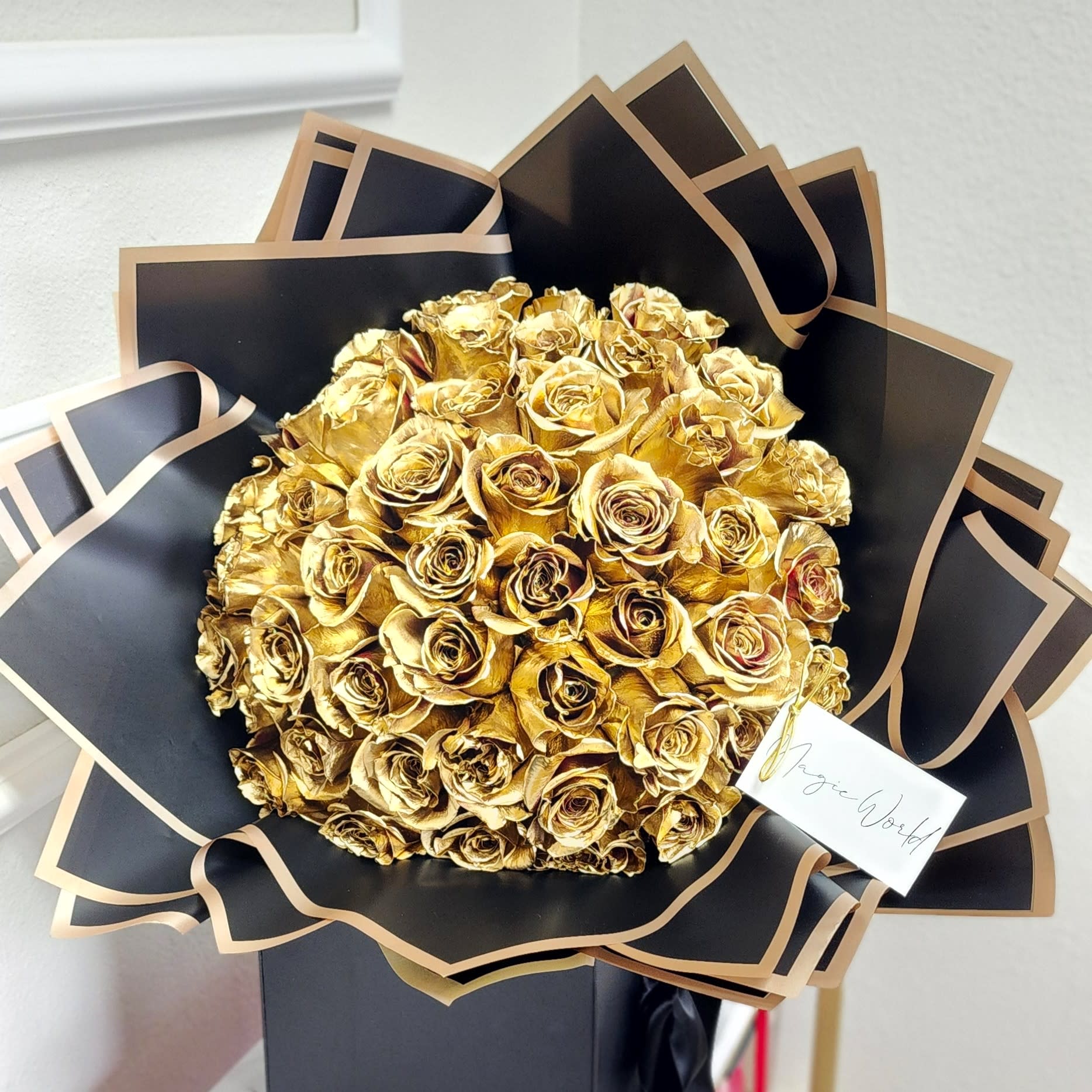 Luxury Ramo Buchon Gold Roses