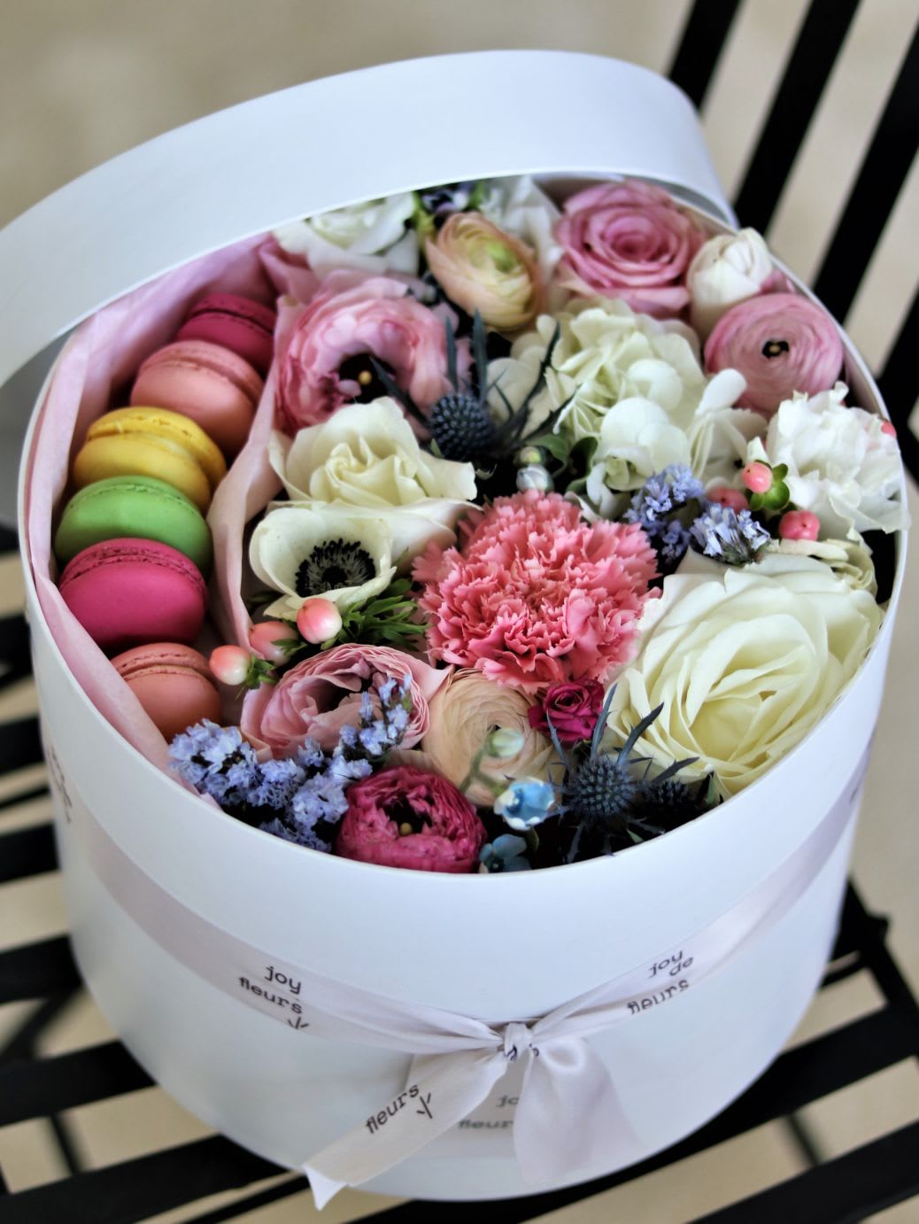 Mixed Fls Box With Macarons In