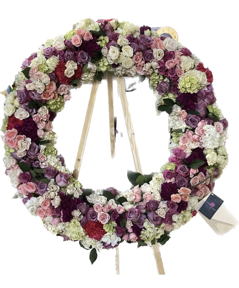 Grand crown Grand crown - This is a special crown honoring the recipient with multiple flowers and colors; main flowers as roses, spray roses, hydrangeas, carbs in several colors that matches to brightness.