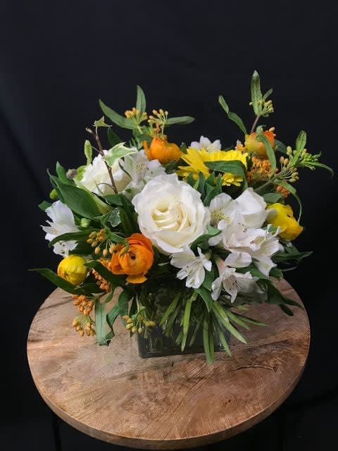Garden Walk Garden Walk - A natural and wild mixed bouquet of roses and Peruvian lilies. Sure to make you feel closer to nature.