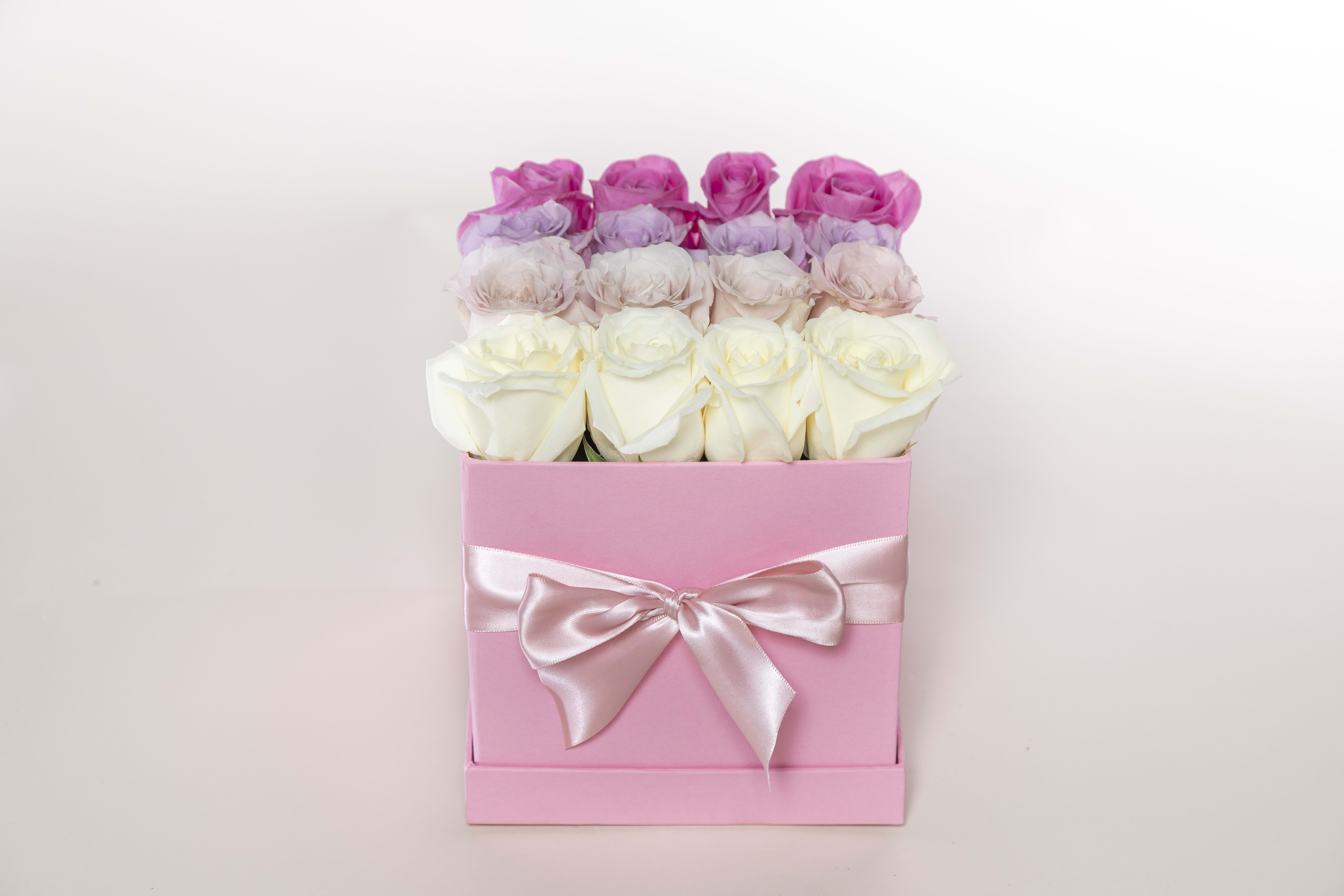 Perfect Pinks - Stylish gift box with an pink ombre design with roses
