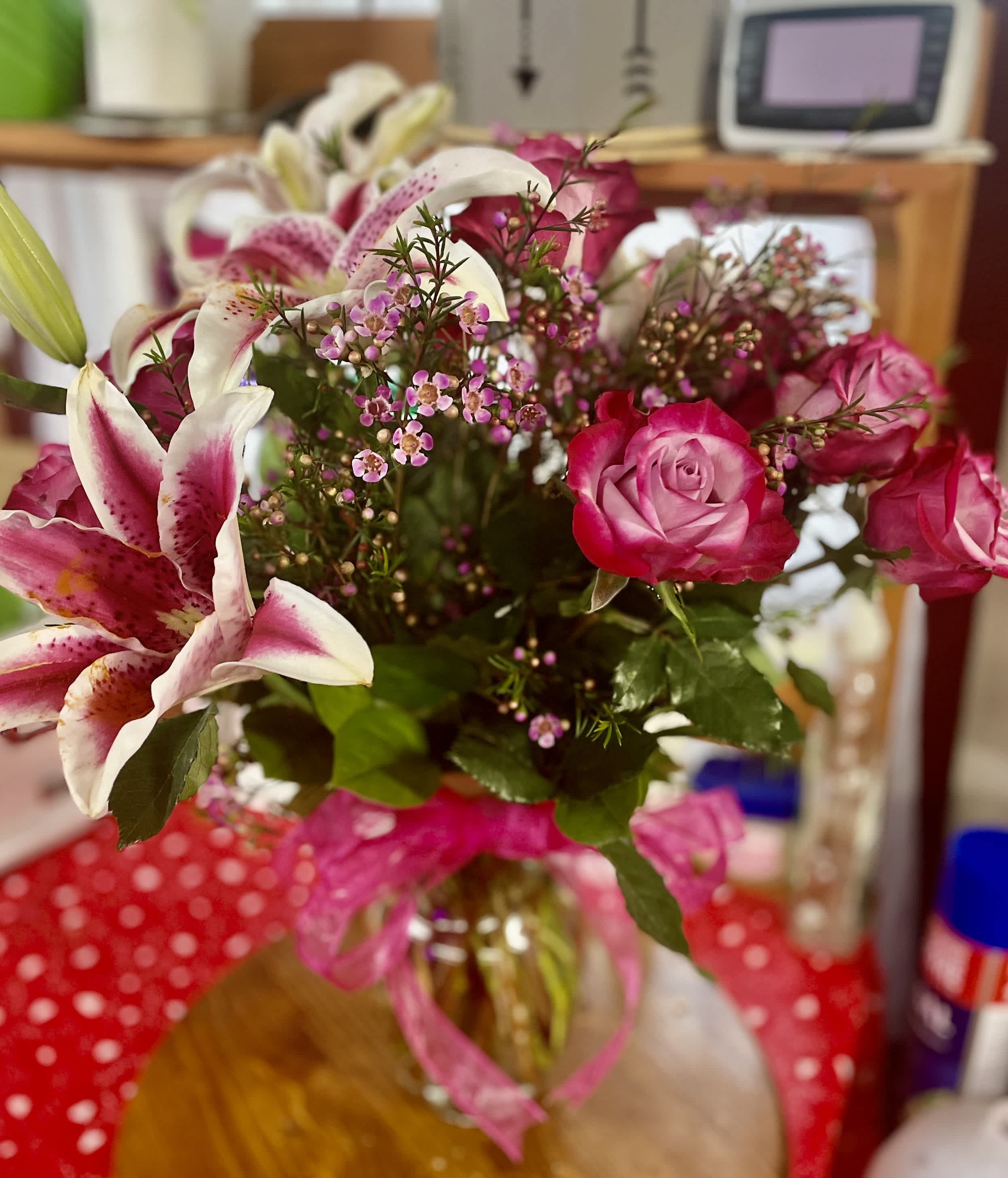 Starfighters and roses Starfighters and roses - Beautiful arrangement with starfighter lilies and deep purple roses