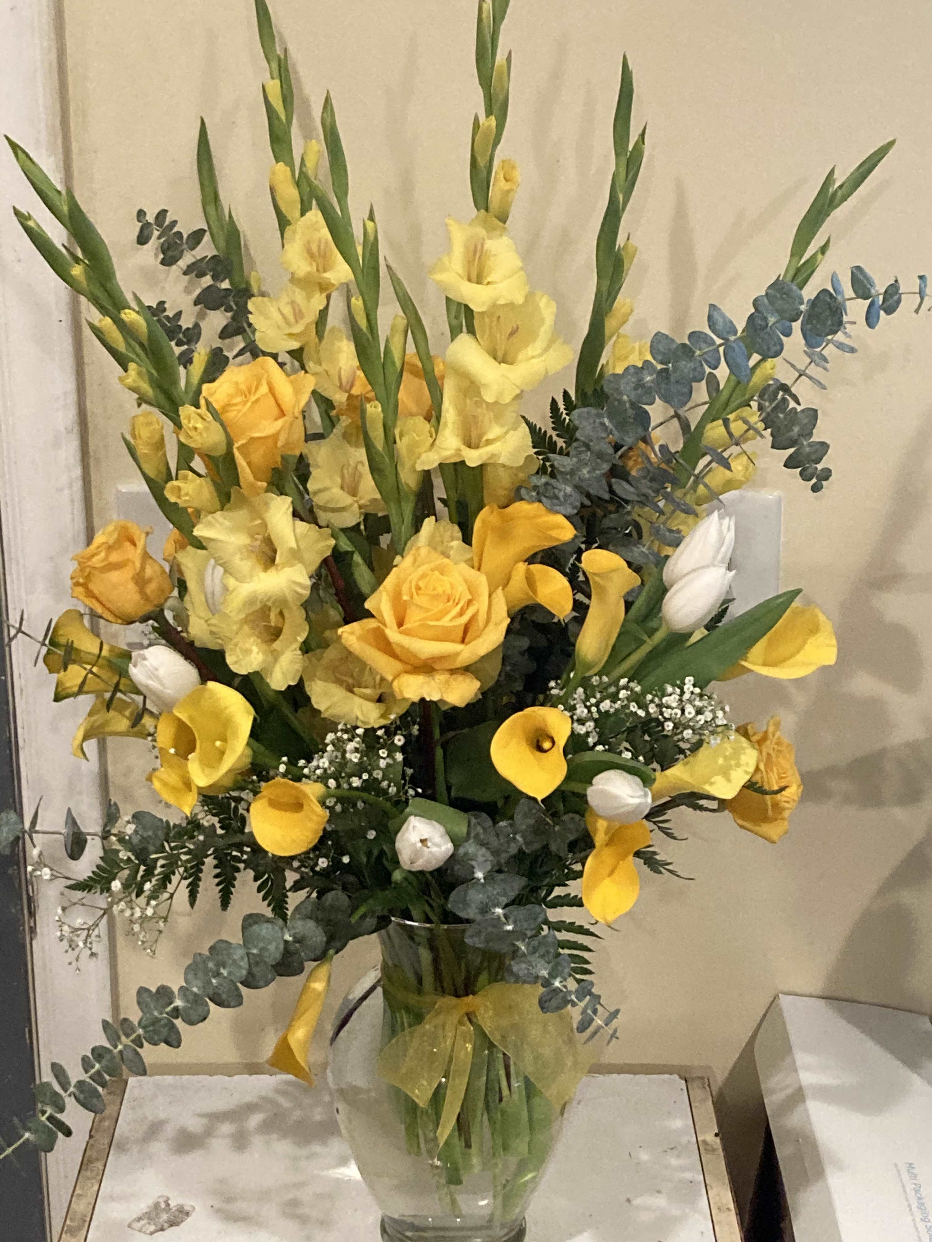 Yellow Roses & Such Yellow Roses & Such - Yellow roses vase arrangement