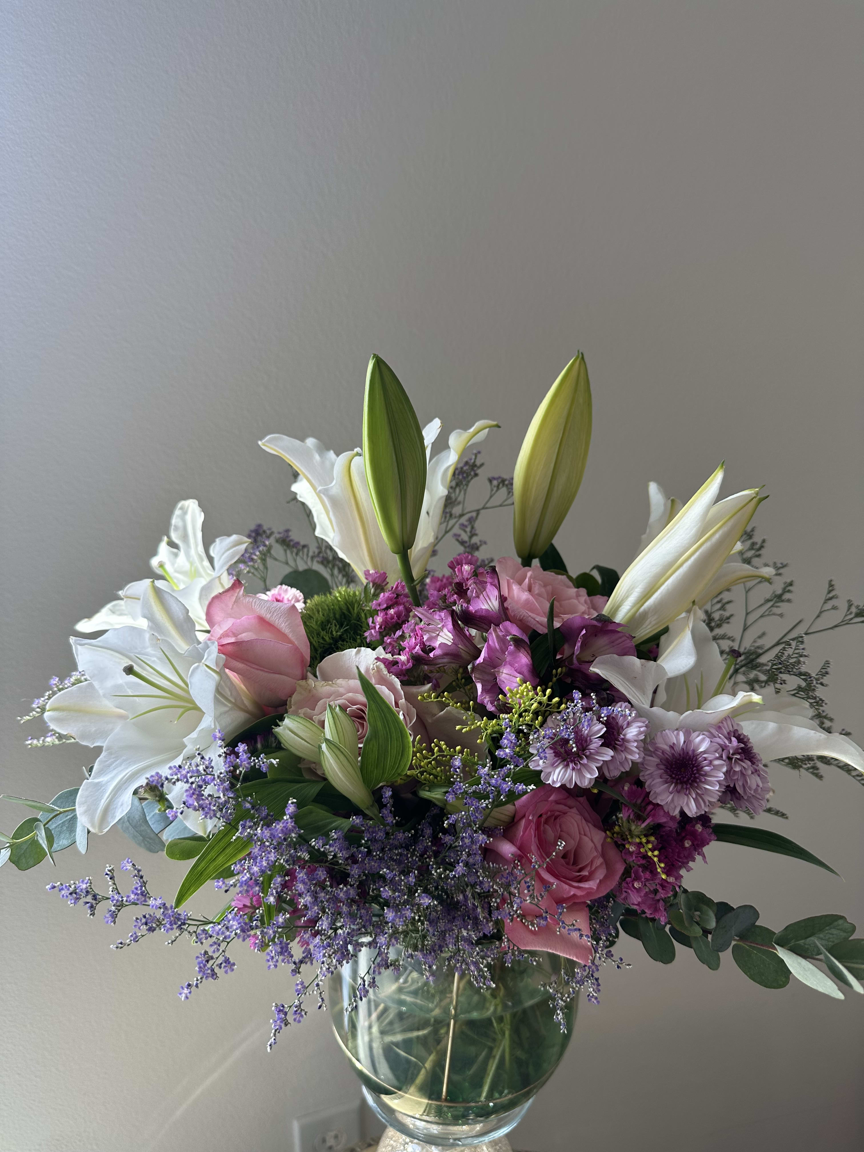 Express yourself Express yourself - Beautiful white lilies, mixed with pink roses and lavender astromeria