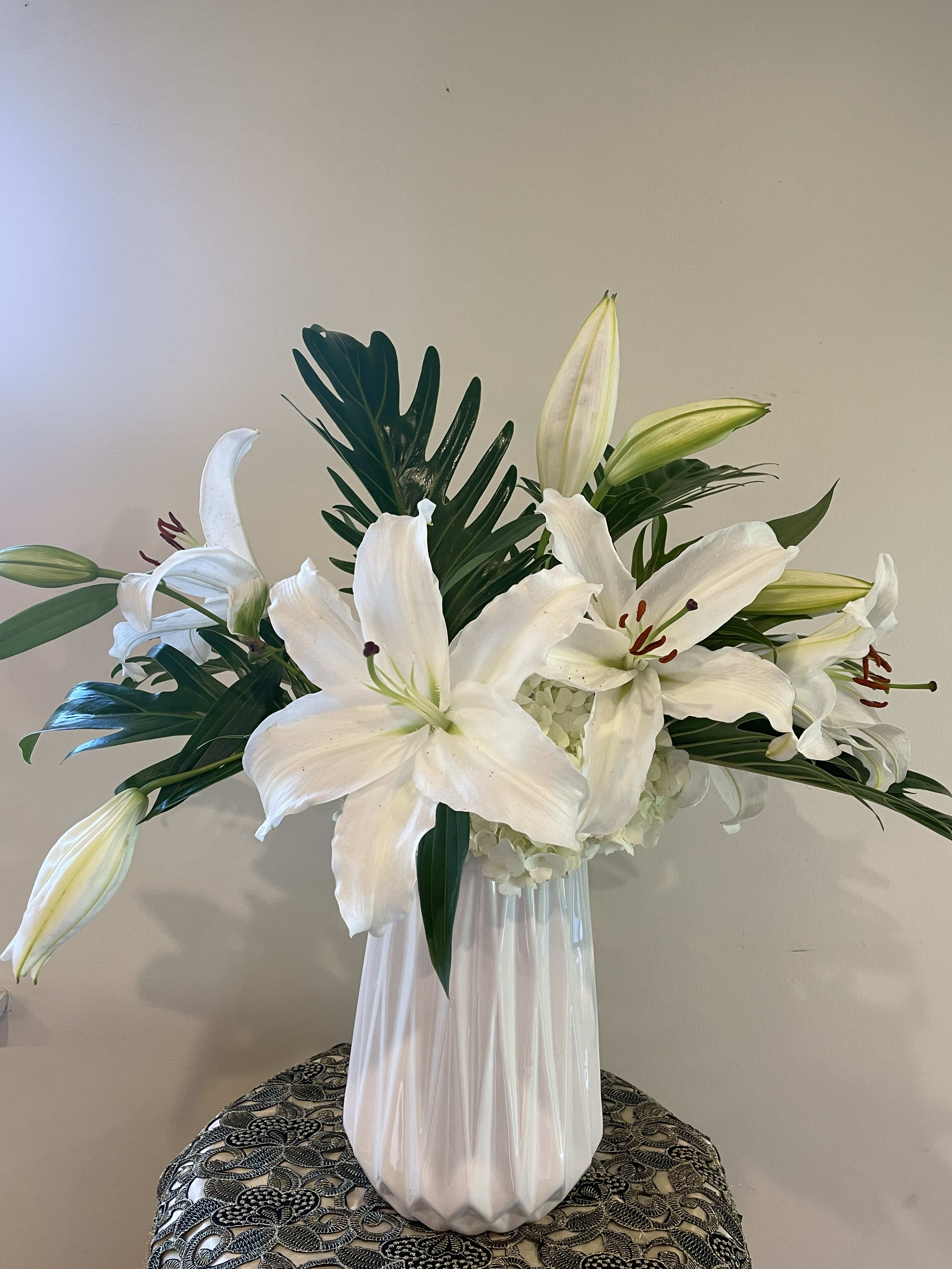 Simple elegance Simple elegance - Casablanca lilies, White hydrangeas