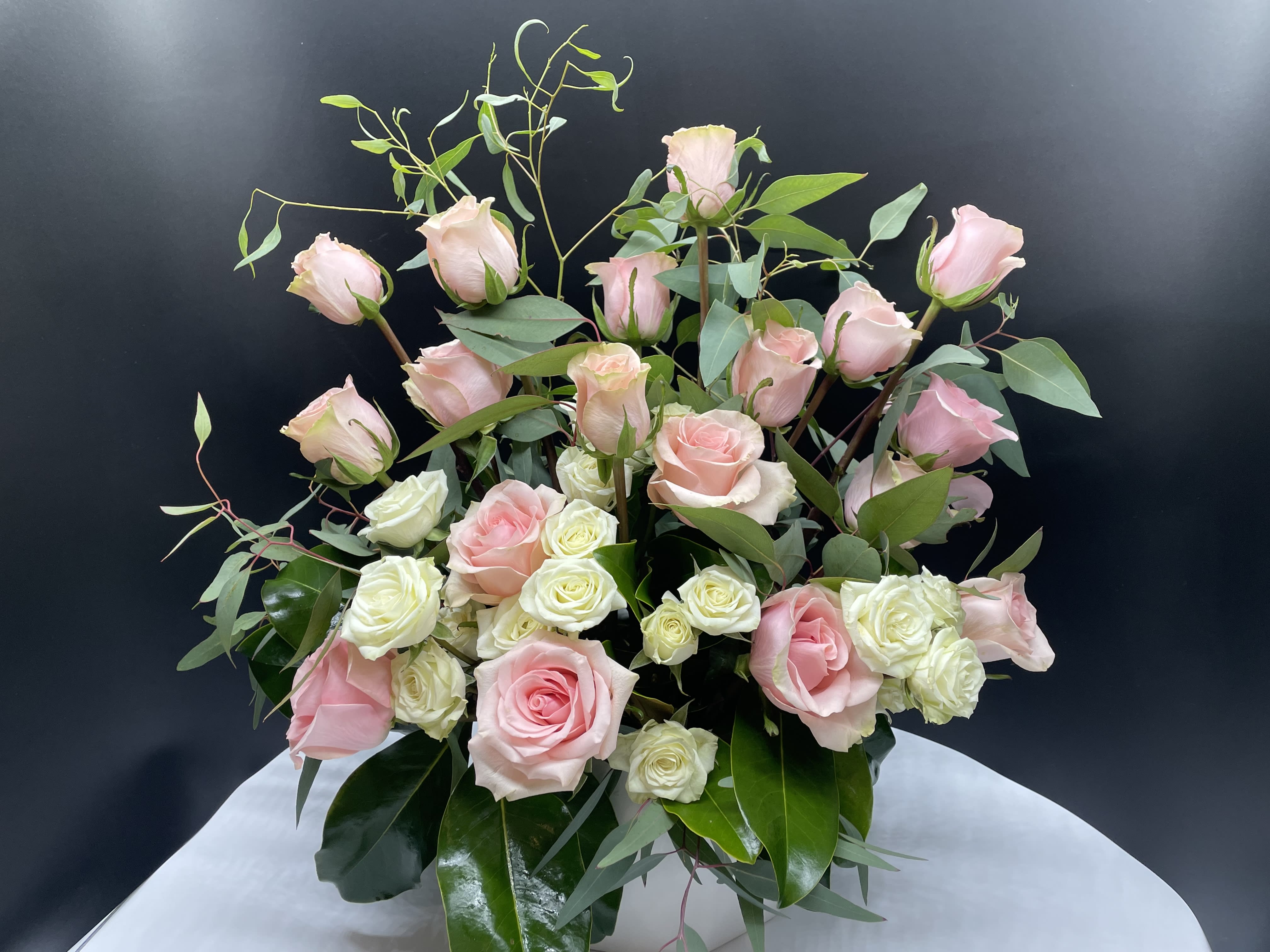Peach frost Peach frost - Pink roses, white spray roses
