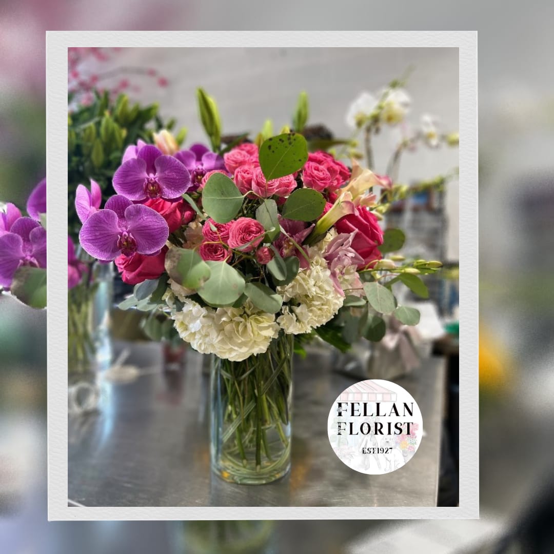 SARAH SARAH - BEAUTIFUL FLORES IN A GLASS CYLINDER, WITH HYDRANGEA, SPRAY ROSES, CALLA LILIES, LILIES, ROSES AND ORCHID