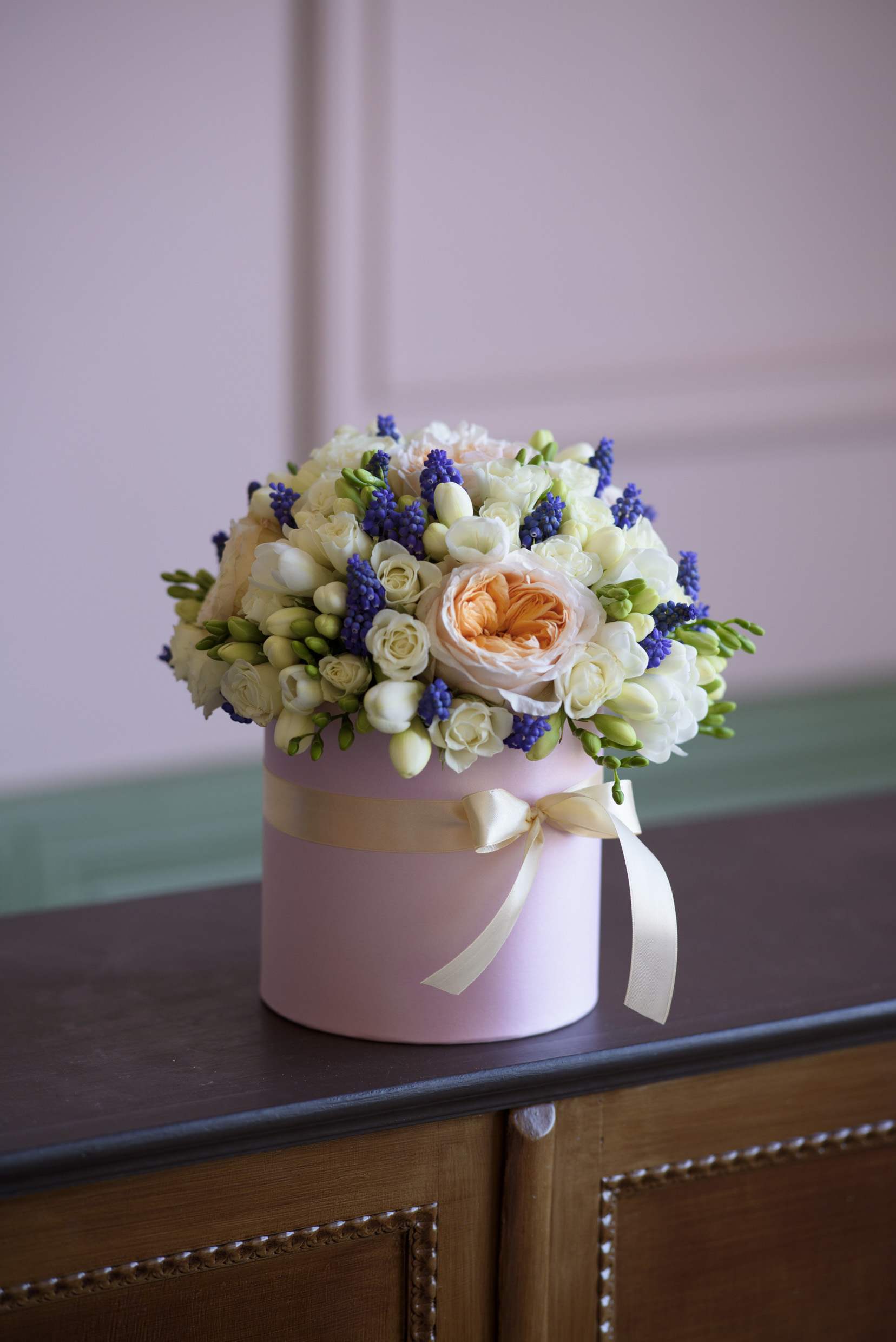 Cecillia (Custom made) - The Cecilia arrangement delivery includes: Can't decide? Let our talented designer create a beautiful mixed arrangement. Boxes and flowers will vary due to avaliability (Color may vary) Care instructions Your custom message on our Luxe stationary Hat box size: Medium - D8.5H4.5', Large - D10H6'.