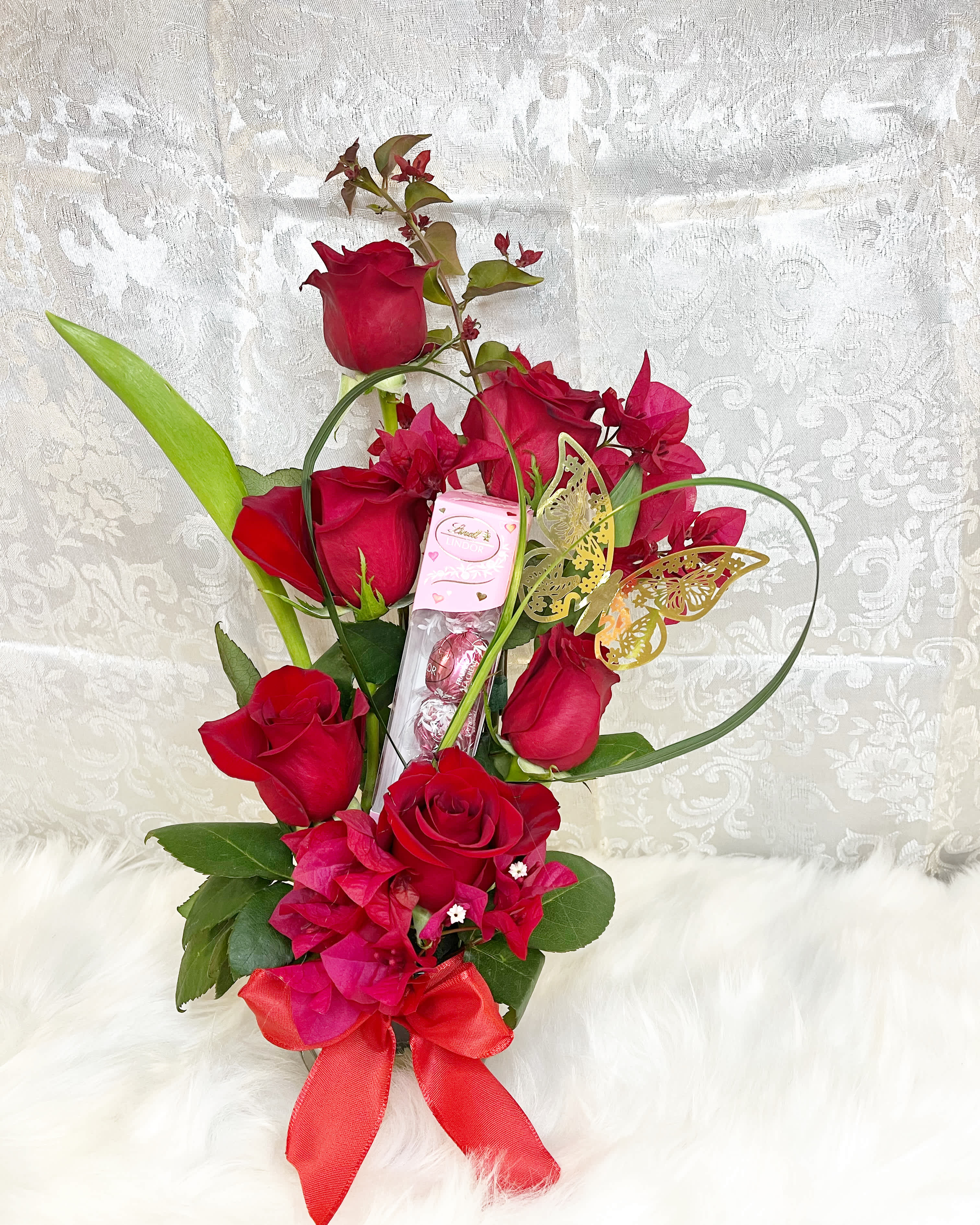 Sensation - Elegant arrangement of red roses with chocolates and special details to give away at this special time.