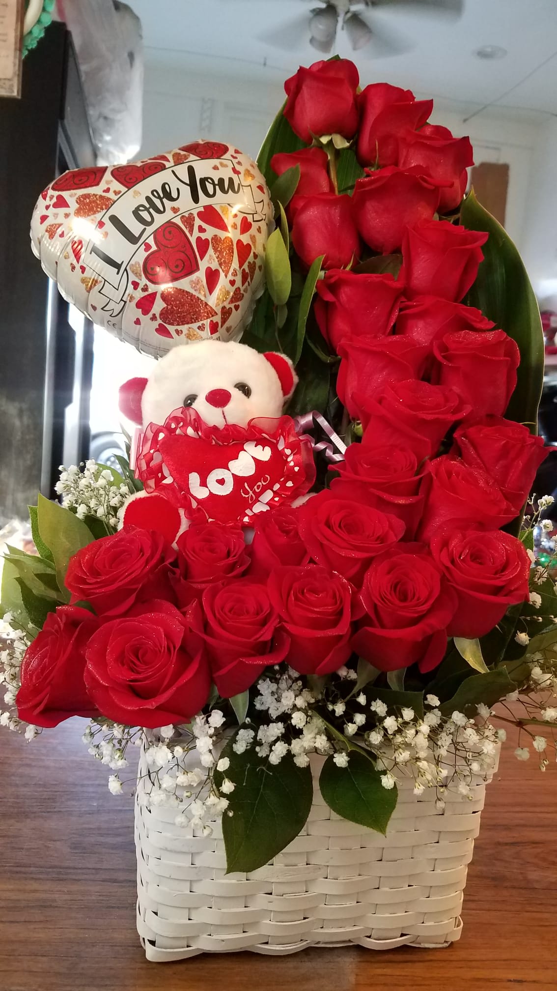 Love You - Canasta con 24 Rosas Rojas  1 Peluche  Small  y 1 Balloons  Small 