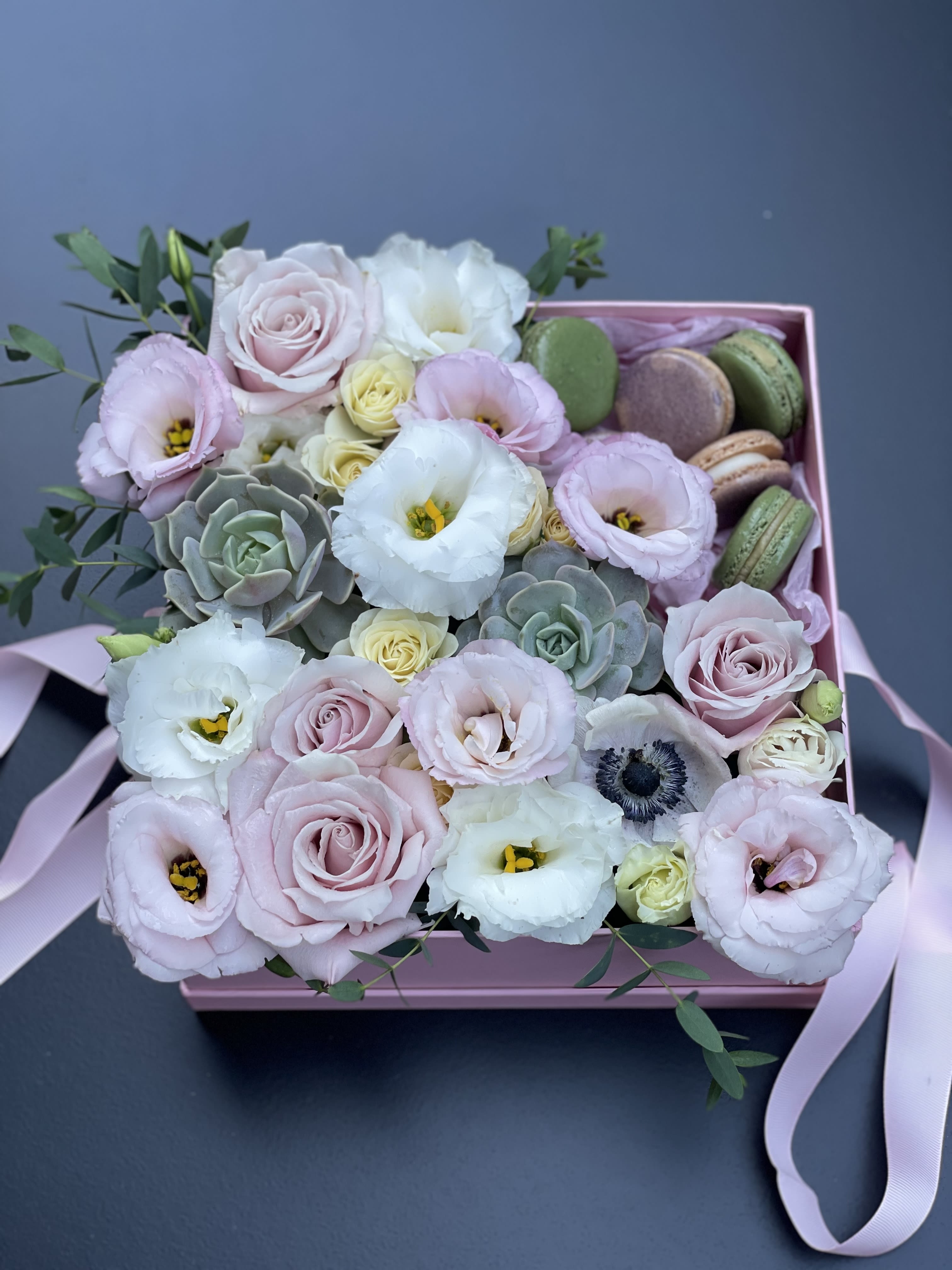 Gift box N.4 Flowers and macaroons - Gift box N.4 Sweet square box with flowers and macaroons 
