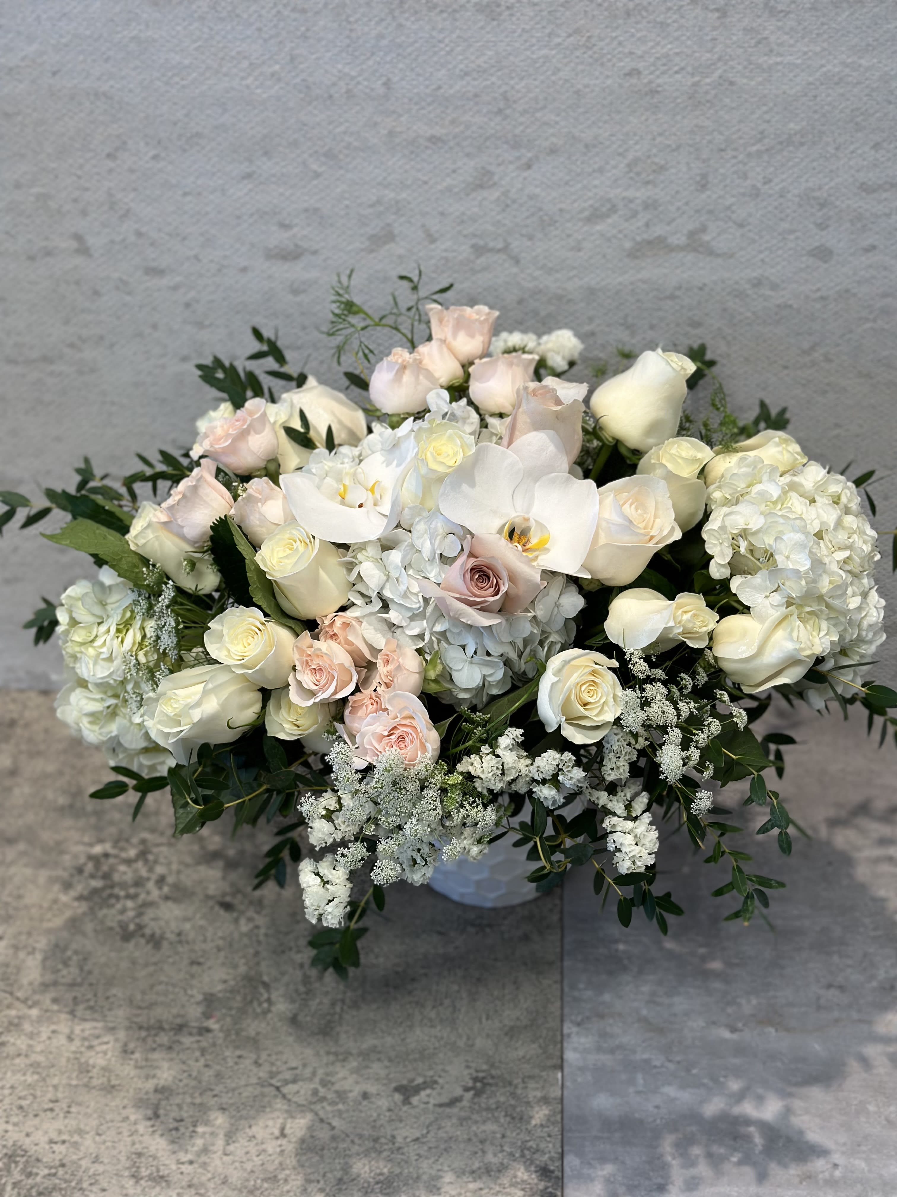 Luxury White flowers with noble garden florist Luxury White flowers with noble garden florist - Standard- Your order will be arranged approximately as shown on our website