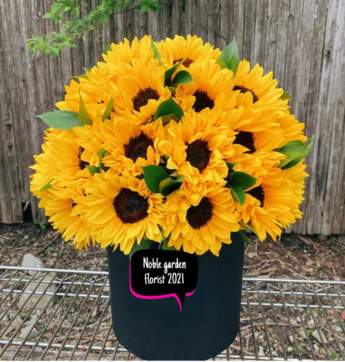 Yellow vase Yellow vase - Standard- Your order will be arranged approximately as shown on our website.