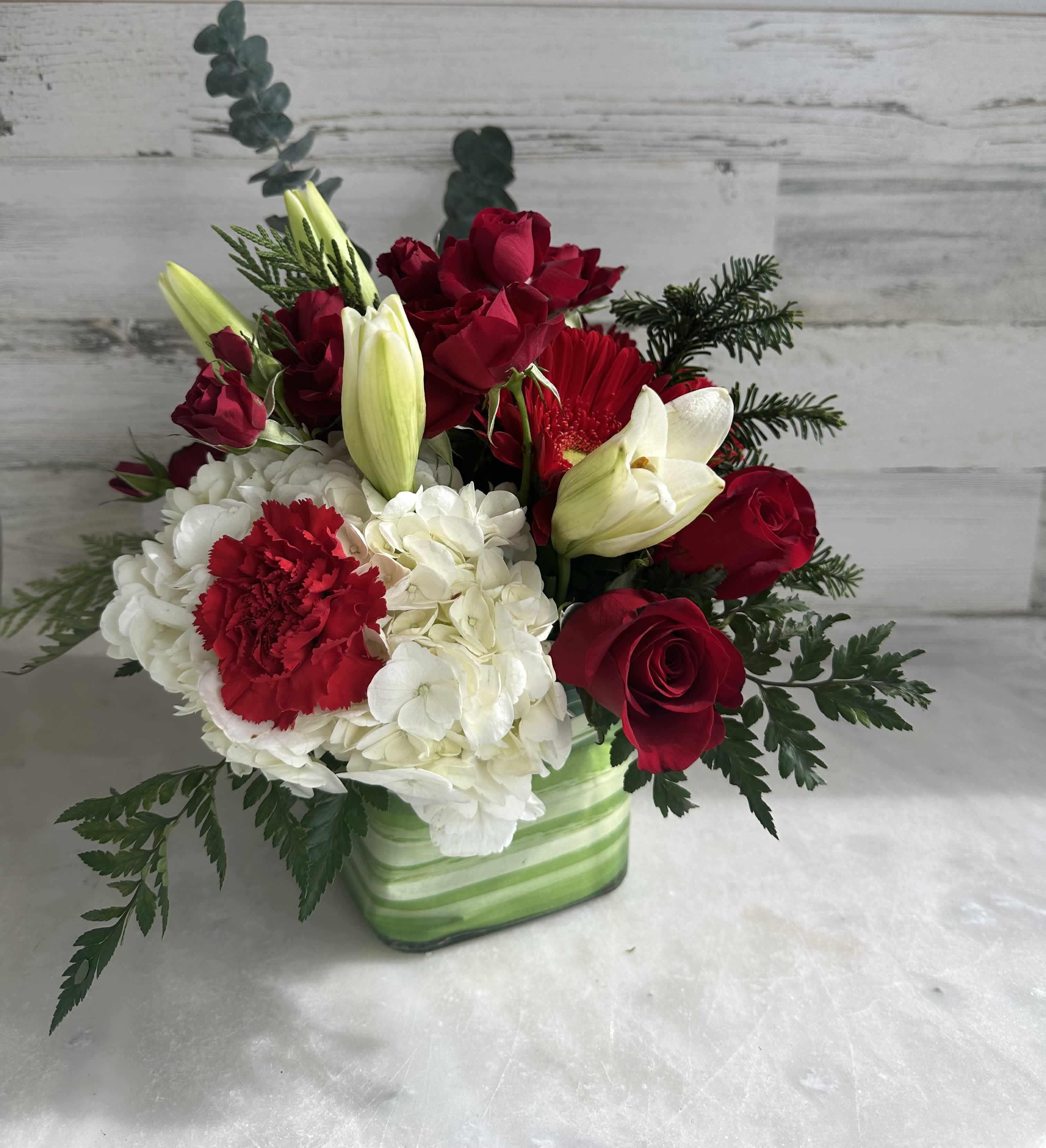 CENTER OF LOVE CENTER OF LOVE - ARRANGEMENT WITH ROSES, LILIES AND HYDRANGEAS