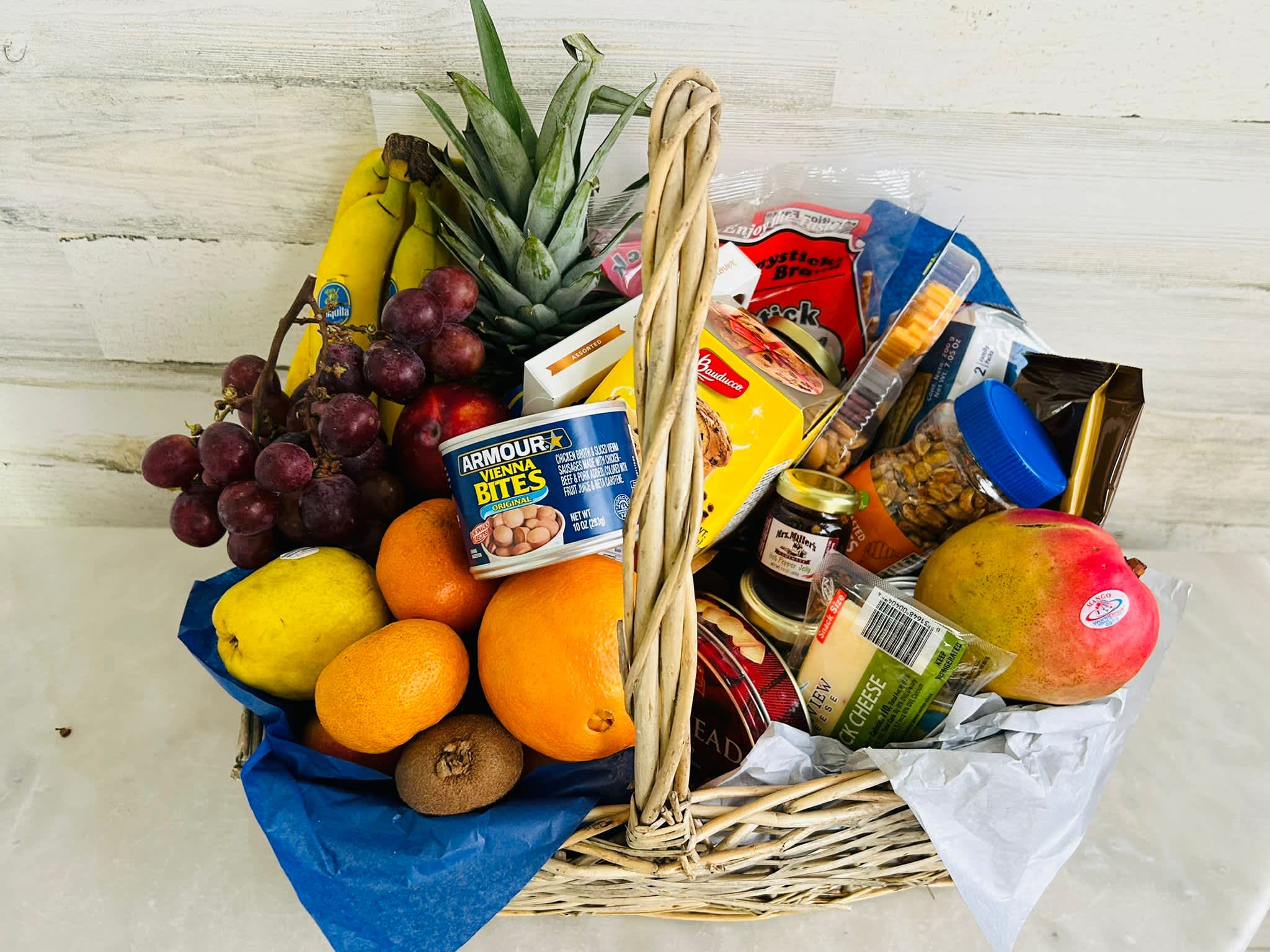 SUPERMARKET SUPERMARKET - GOURMET AND FRUIT BASKET. YOU WILL HAVE NOT HUNGRY AFTER THIS GIFT