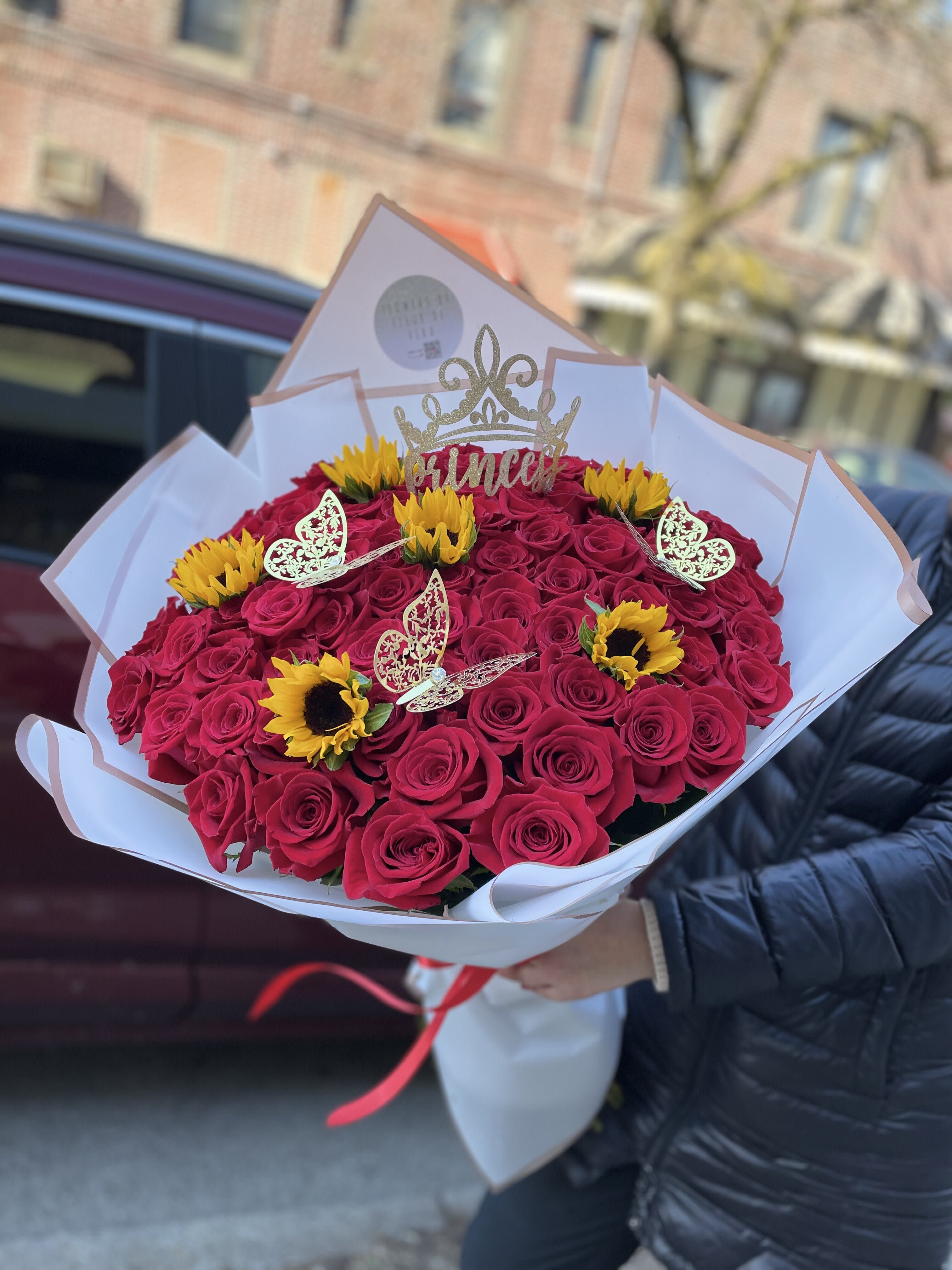 Princess roses bouquet.           The photo shows a standard size. - The photo shows a standard size.