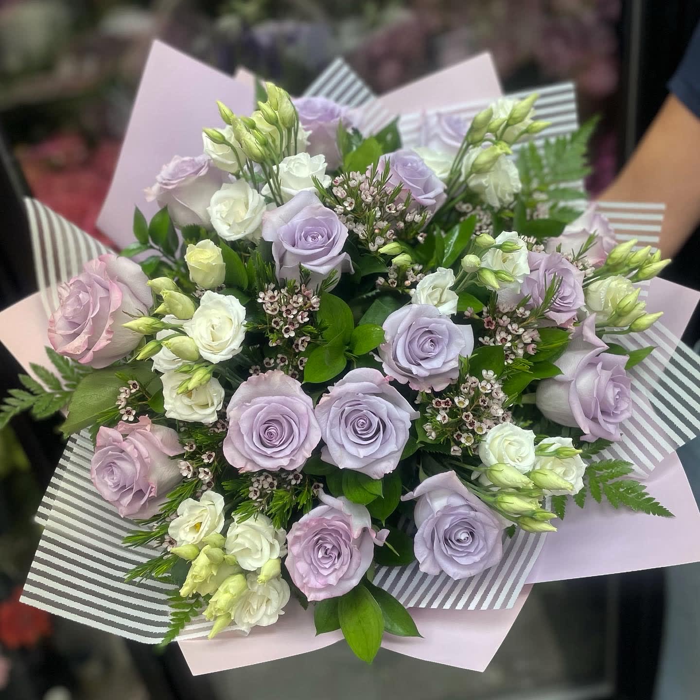 ocean song bouquet. The photo shows a deluxe size. - The photo shows a deluxe size.