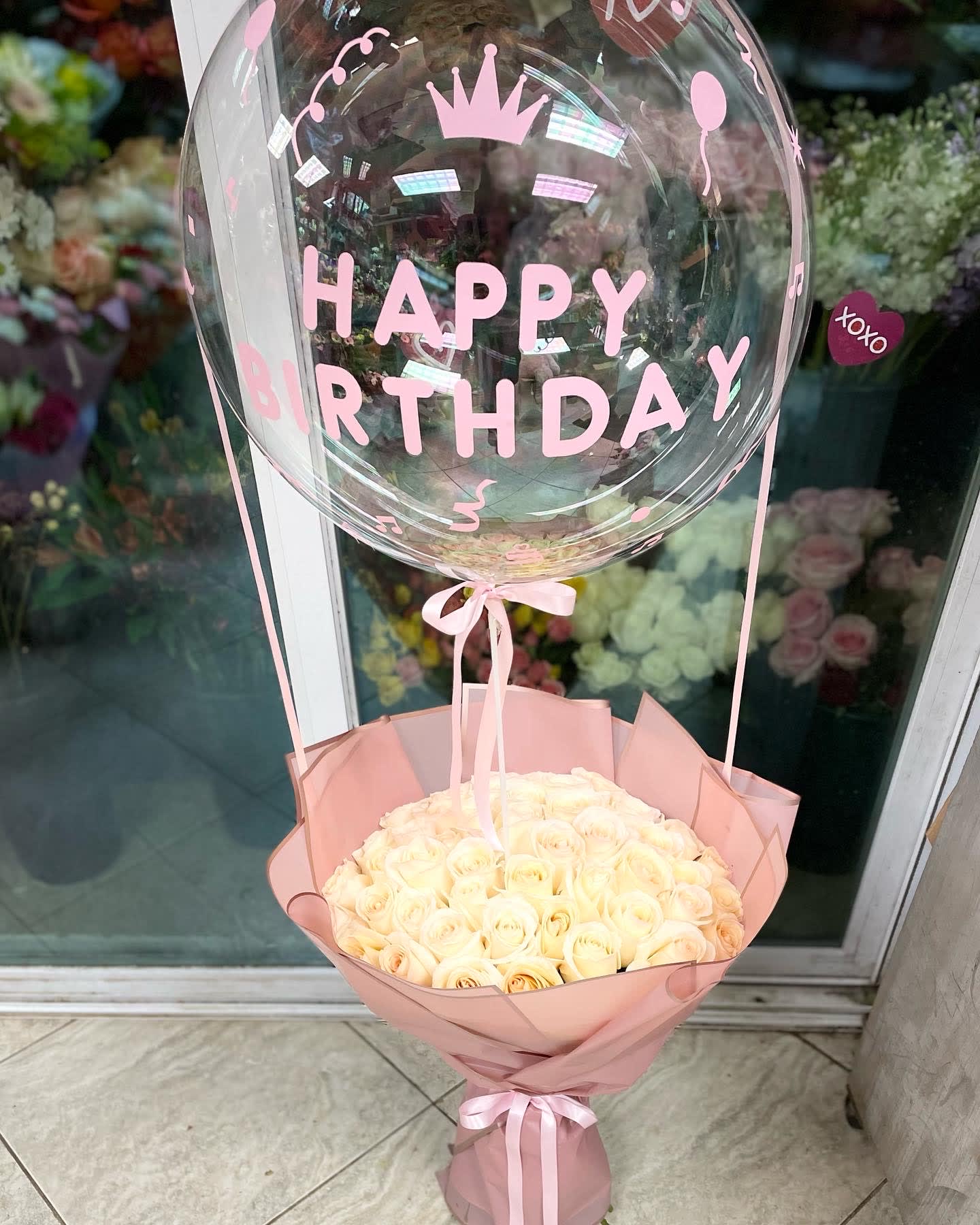 50 peach roses bouquet comes with balloon.The photo shows a standard size. - The photo shows a standard size.