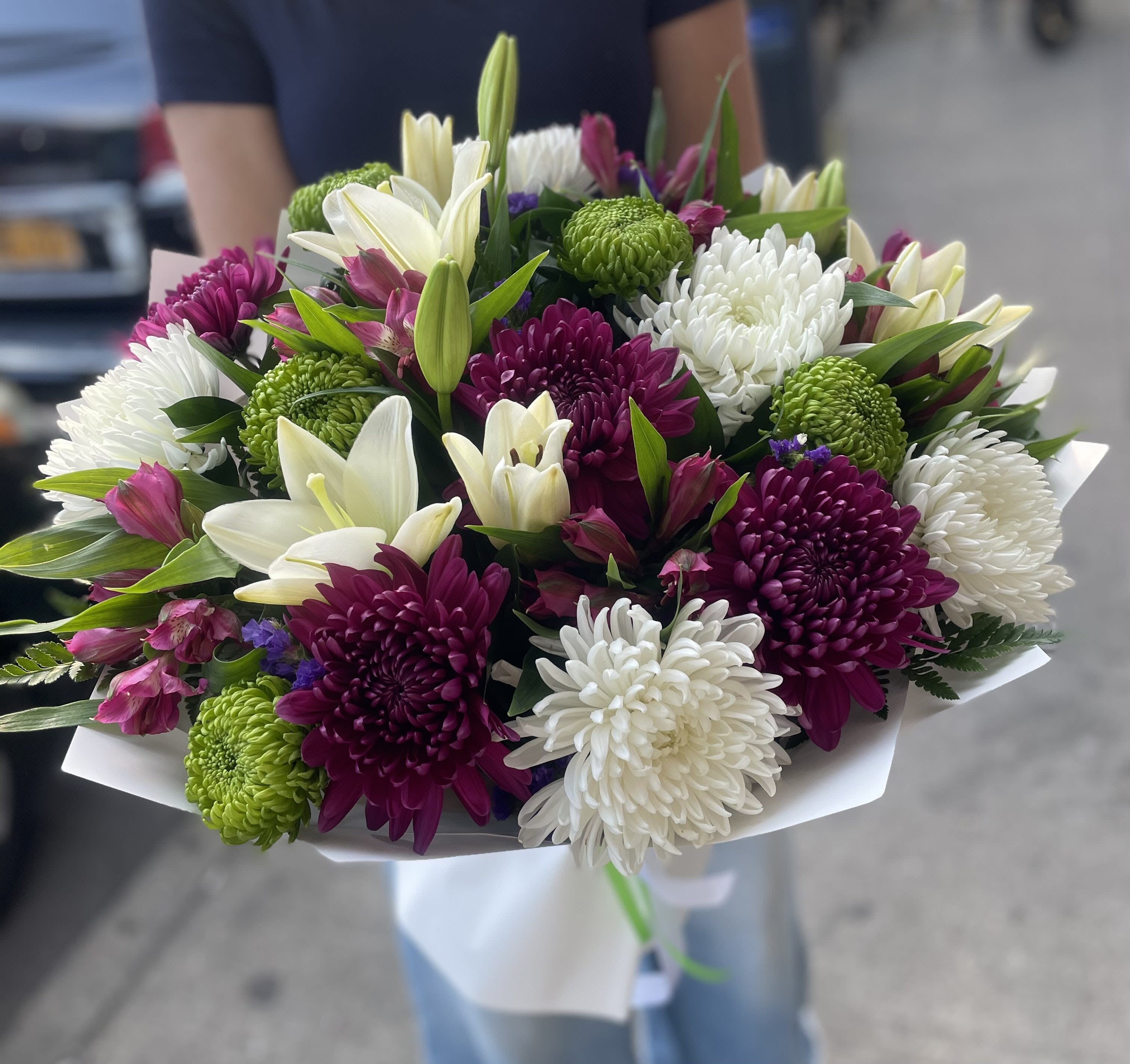 Inhaling autumn bouquet. The photo shows a deluxe size. - The photo shows a deluxe size.