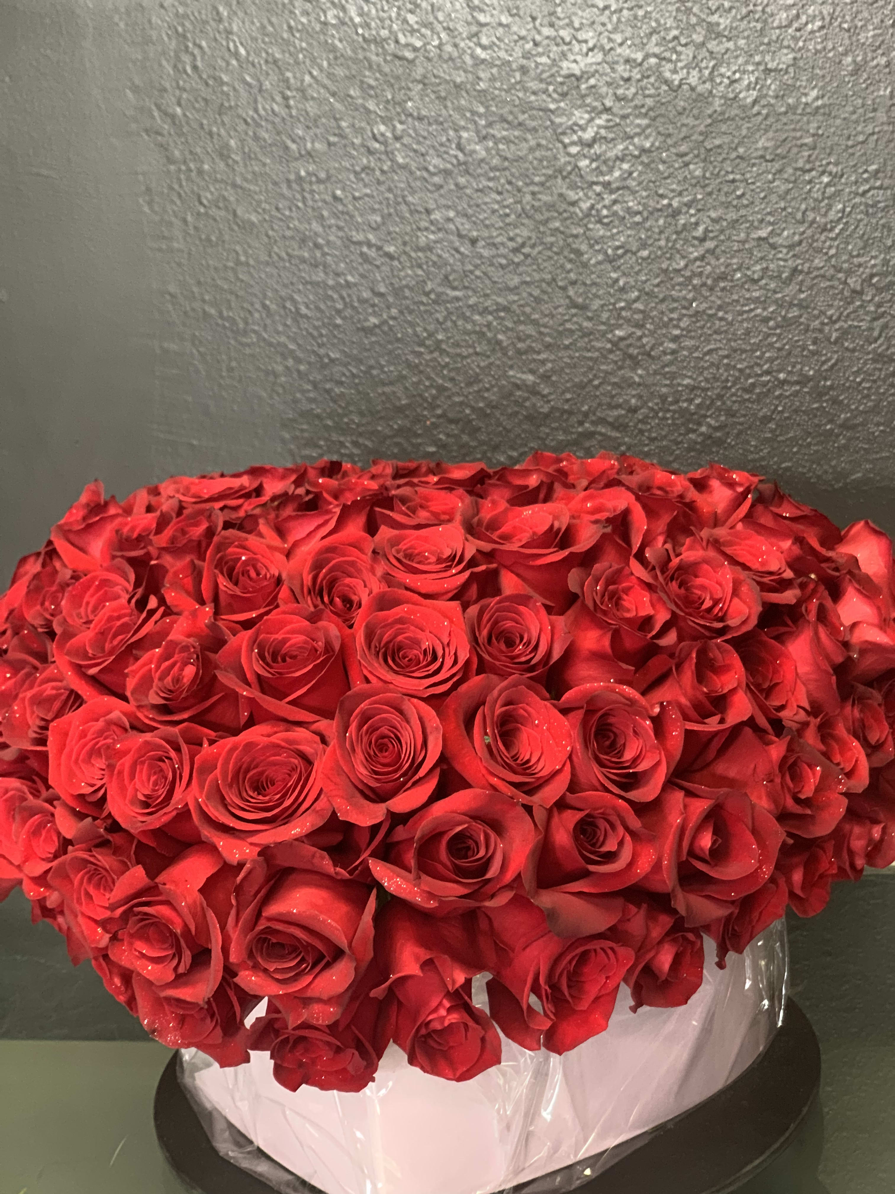 HRT02233 - 10O Stems Ecuatorian Premium Red Roses Approx. Box AS SIMILAR AS POSSIBLE Substitution based on season, flowers availability or any unforeseen or uncontrollable circumstances 