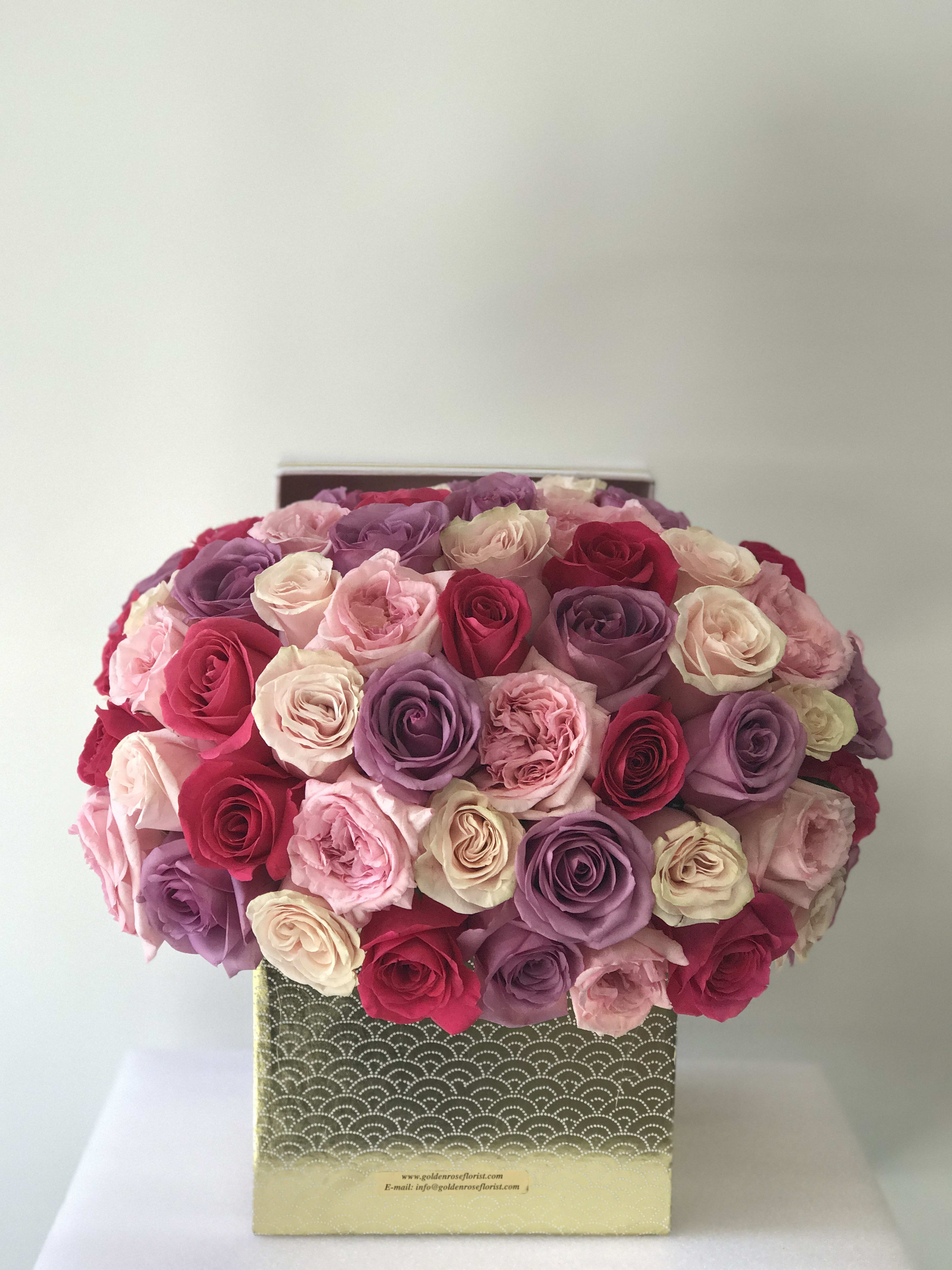 Cod. 1327 - 75 Stems Ecuadorian  Roses Box AS SIMILAR AS POSSIBLE Substitution based on season, flowers availability or any unforeseen or uncontrollable circumstances 