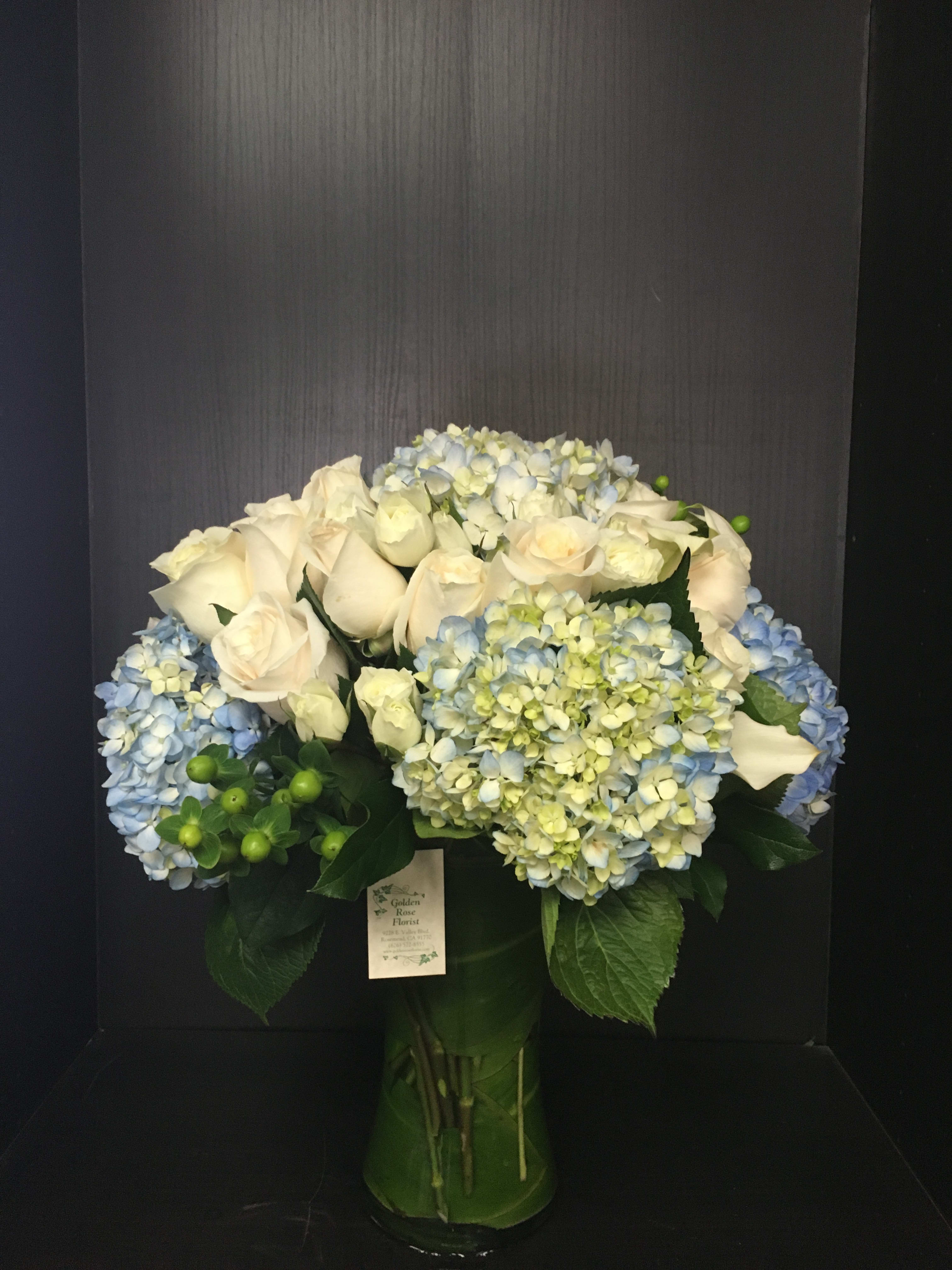 1289.GRF - HYDRANGEA + ECUADORIAN ROSES AS SIMILAR AS POSSIBLE Substitution based on season, flowers availability or any unforeseen or uncontrollable circumstances 