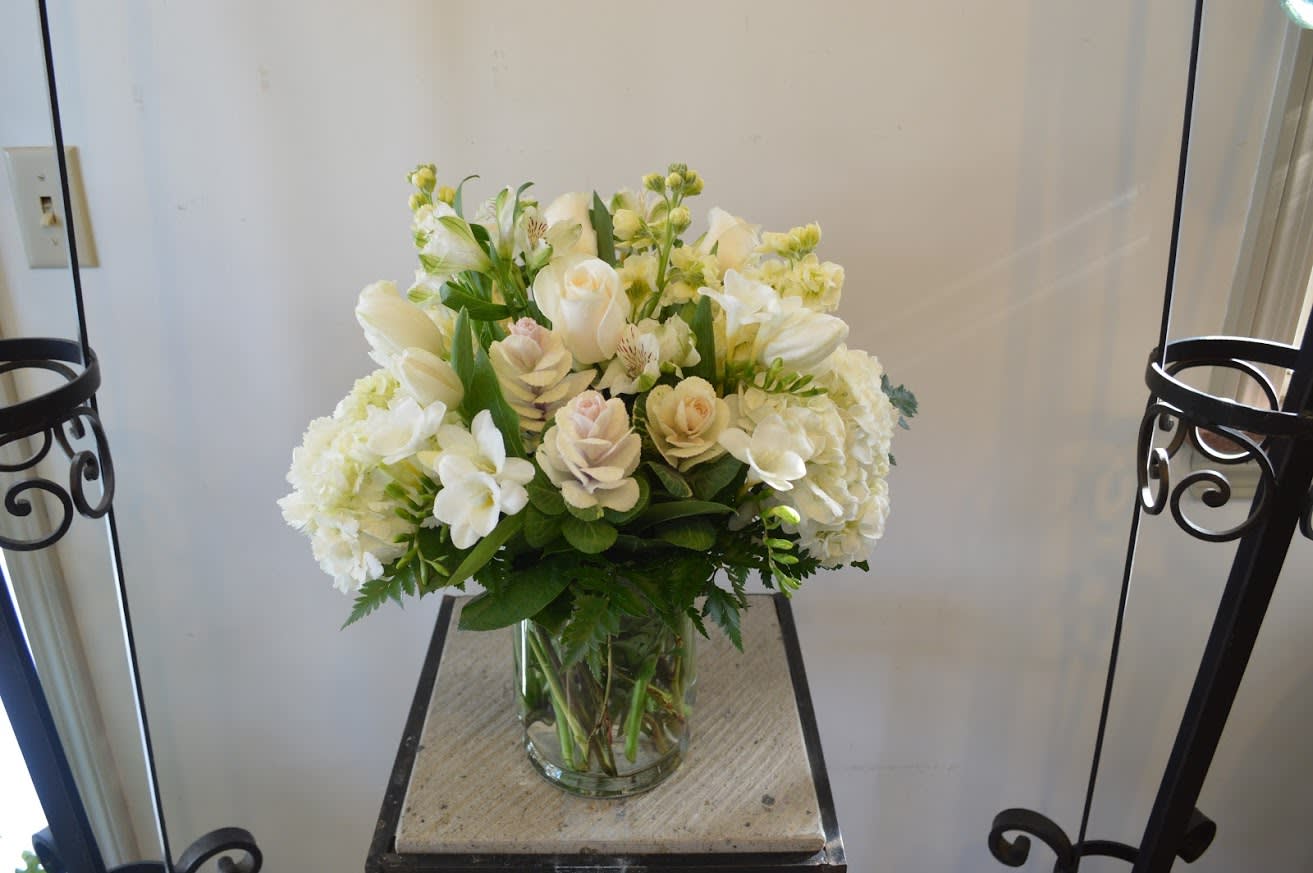 Simplicity in white - Beautiful selection of premium white flowers in a tailored  vase