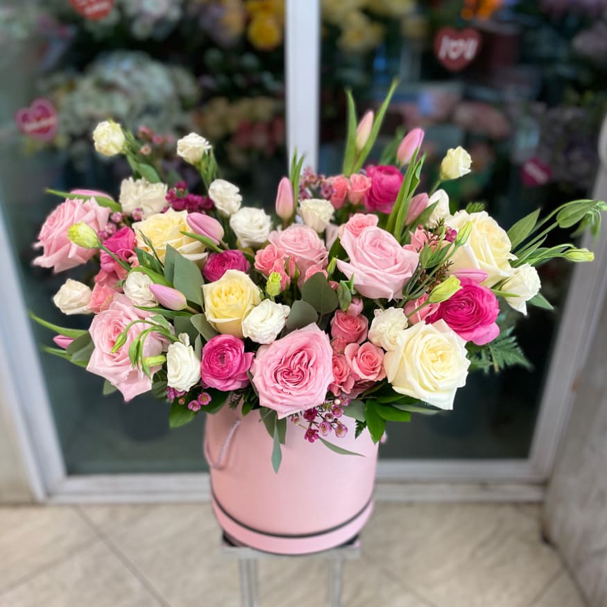 Floral Fantasy. The Photo Shows A Deluxe Size. Floral Fantasy. The Photo Shows A Deluxe Size. - The Photo Shows A Deluxe Size.